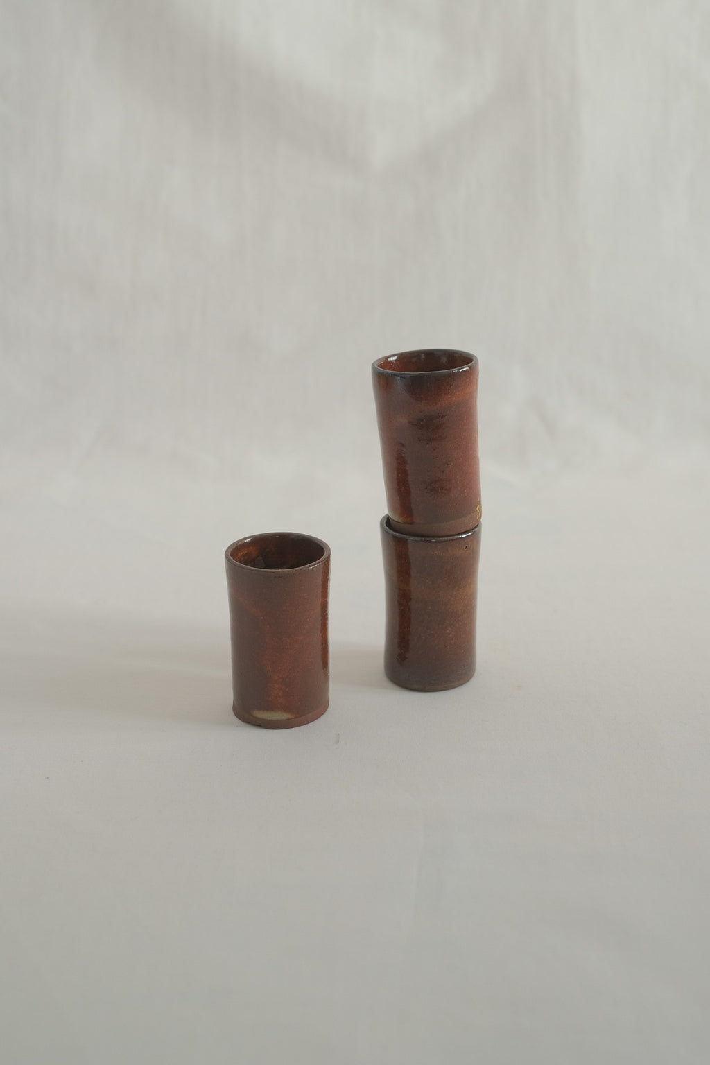 LOT DE VERRES À DIGESTIF EN CÉRAMIQUE