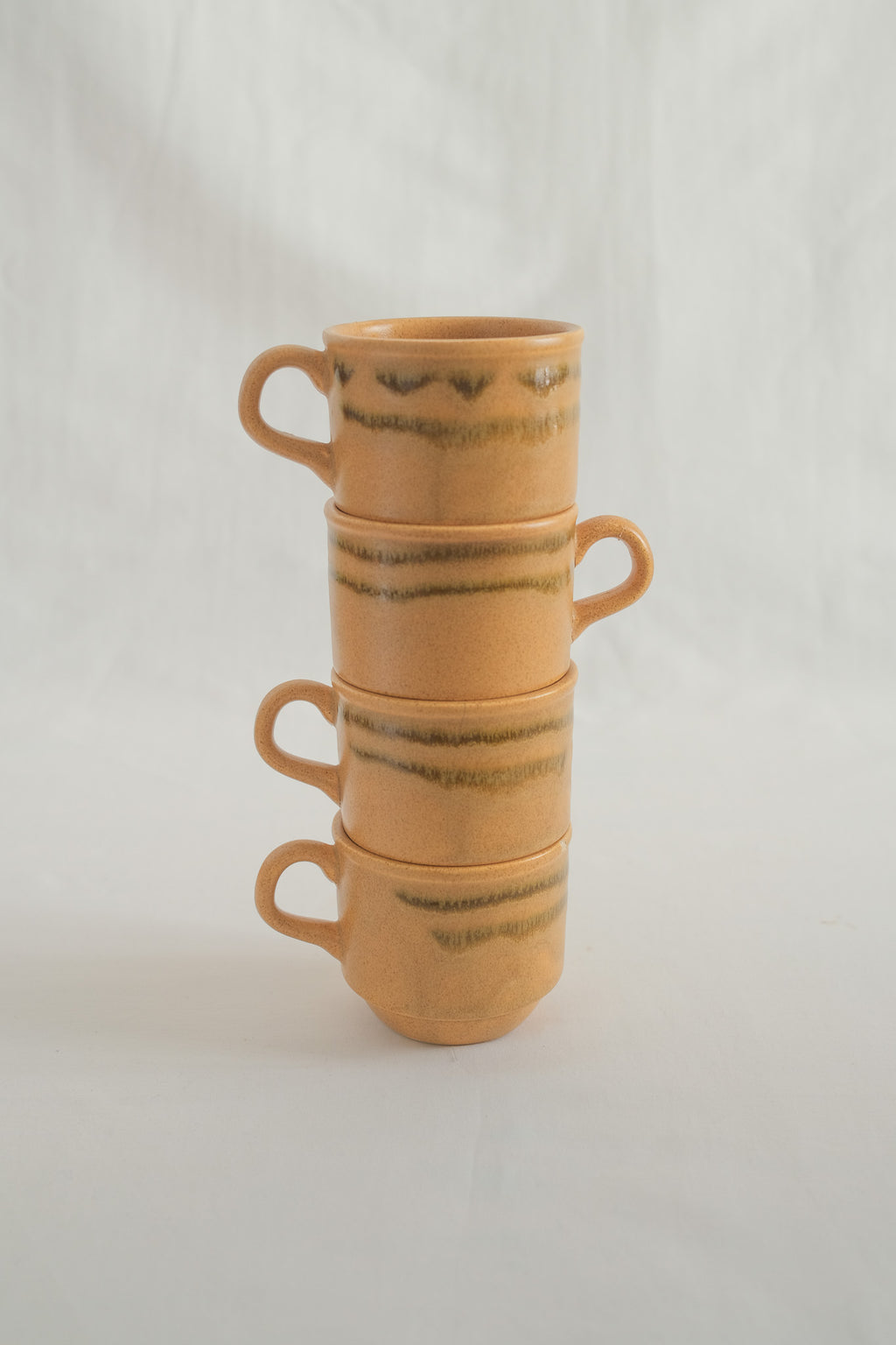 SET DE 4 TASSES EN GRÈS BRUN/ORANGÉ