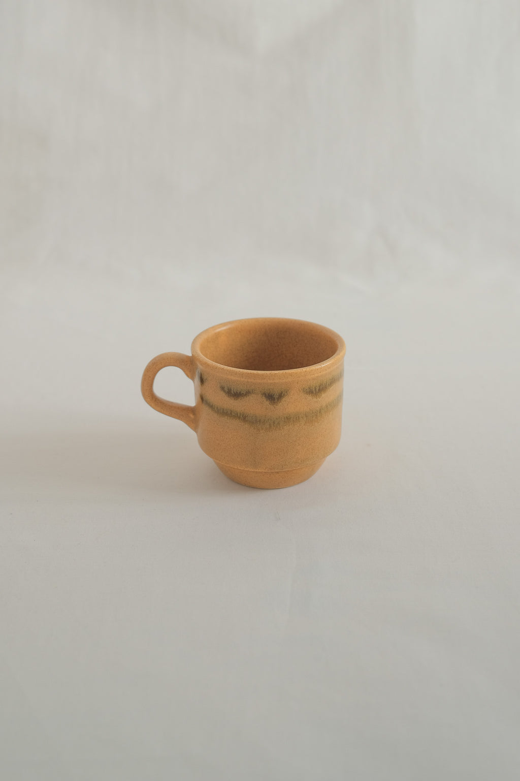 SET DE 4 TASSES EN GRÈS BRUN/ORANGÉ