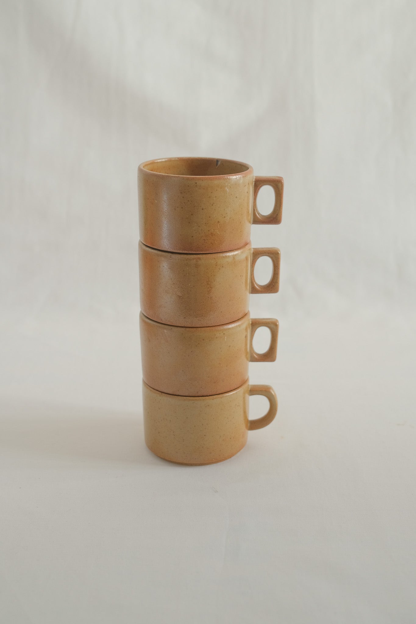 LOT DE QUATRE TASSES EN GRÈS BRUN