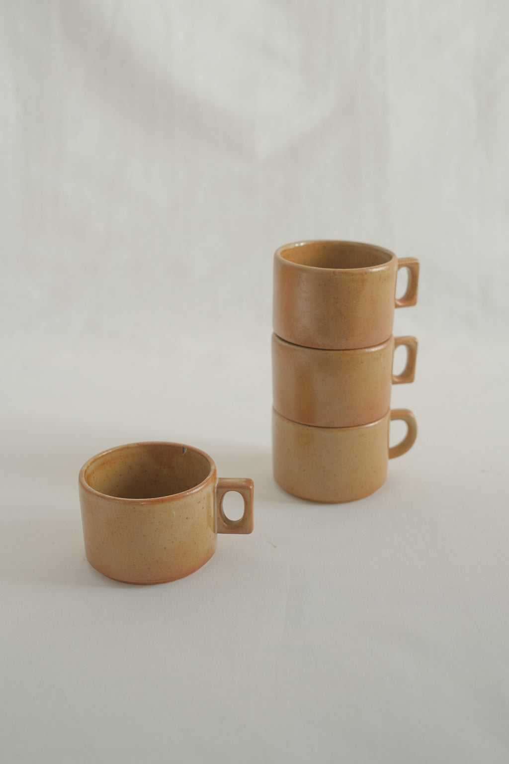 LOT DE QUATRE TASSES EN GRÈS BRUN