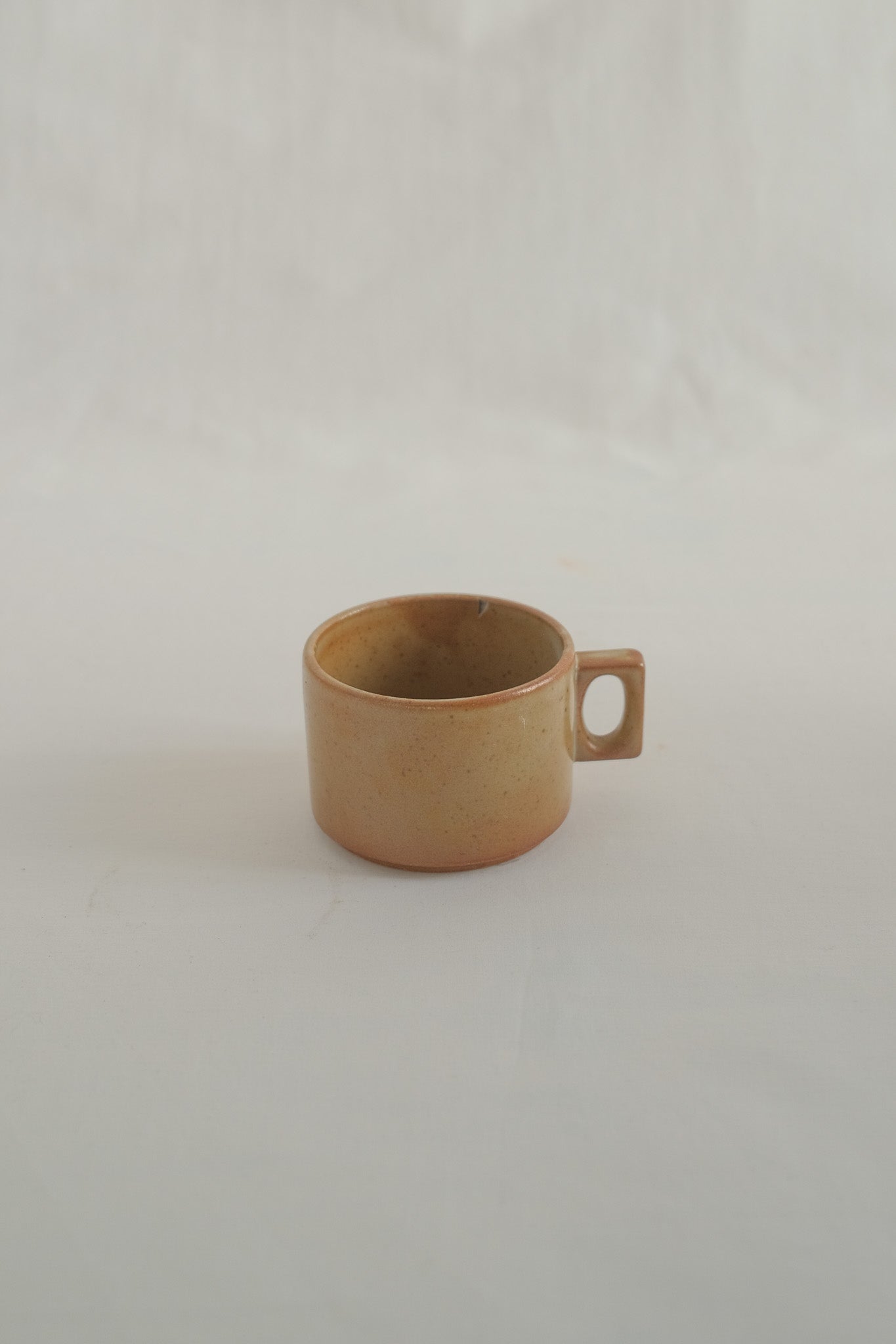 LOT DE QUATRE TASSES EN GRÈS BRUN