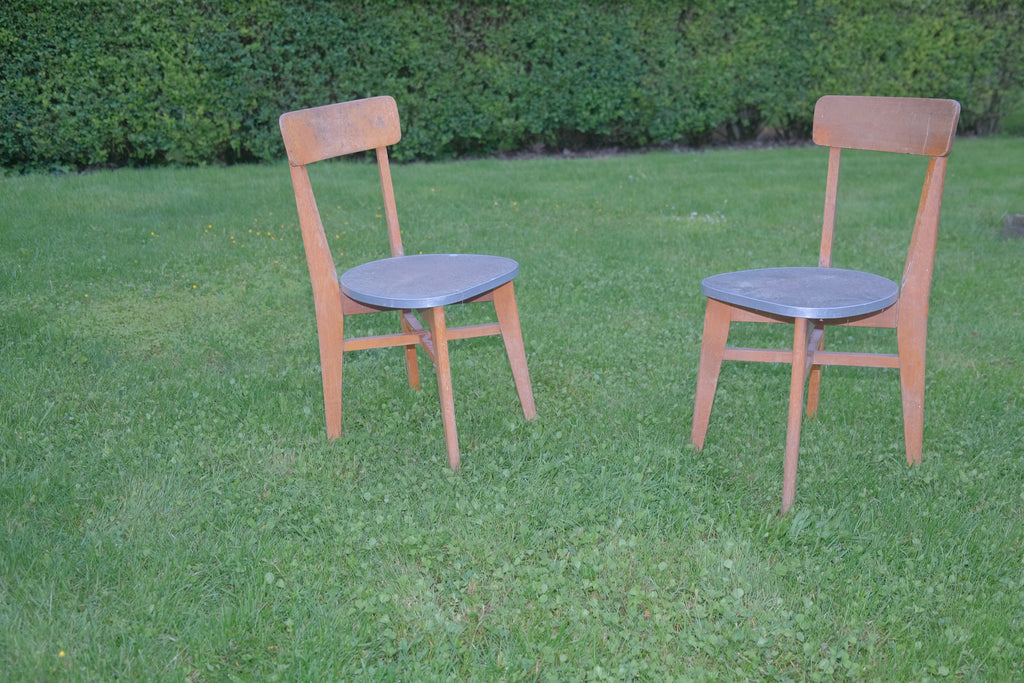DEUX CHAISES EN BOIS AVEC ASSISE EN MÉTAL ANNÉE 70