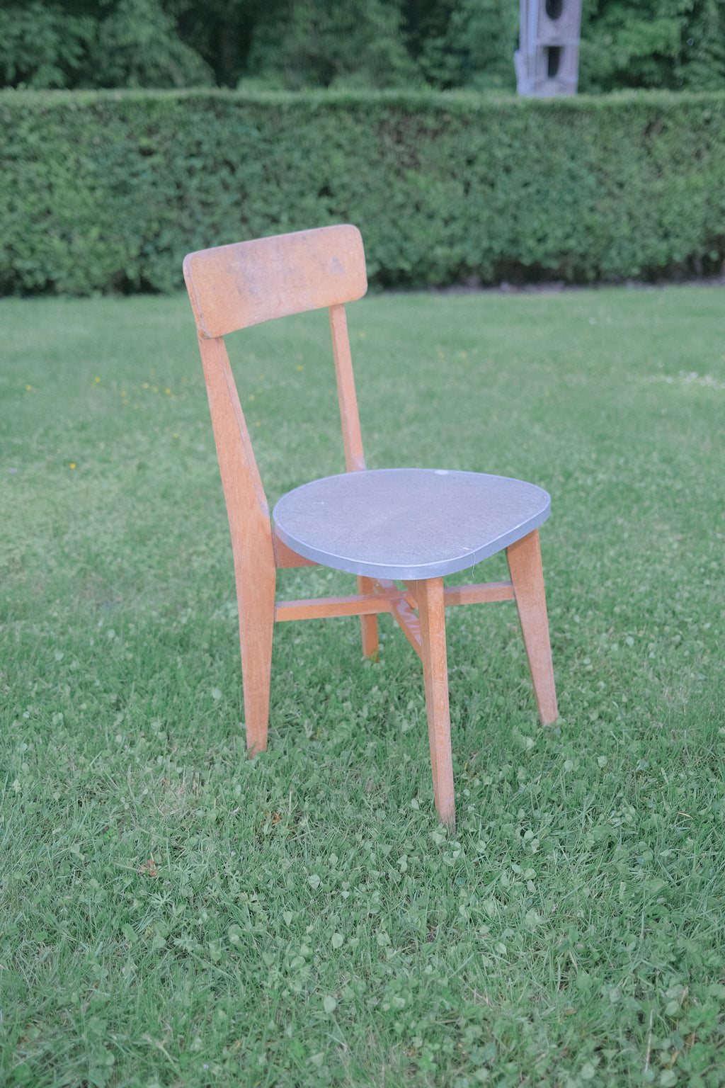 DEUX CHAISES EN BOIS AVEC ASSISE EN MÉTAL ANNÉE 70