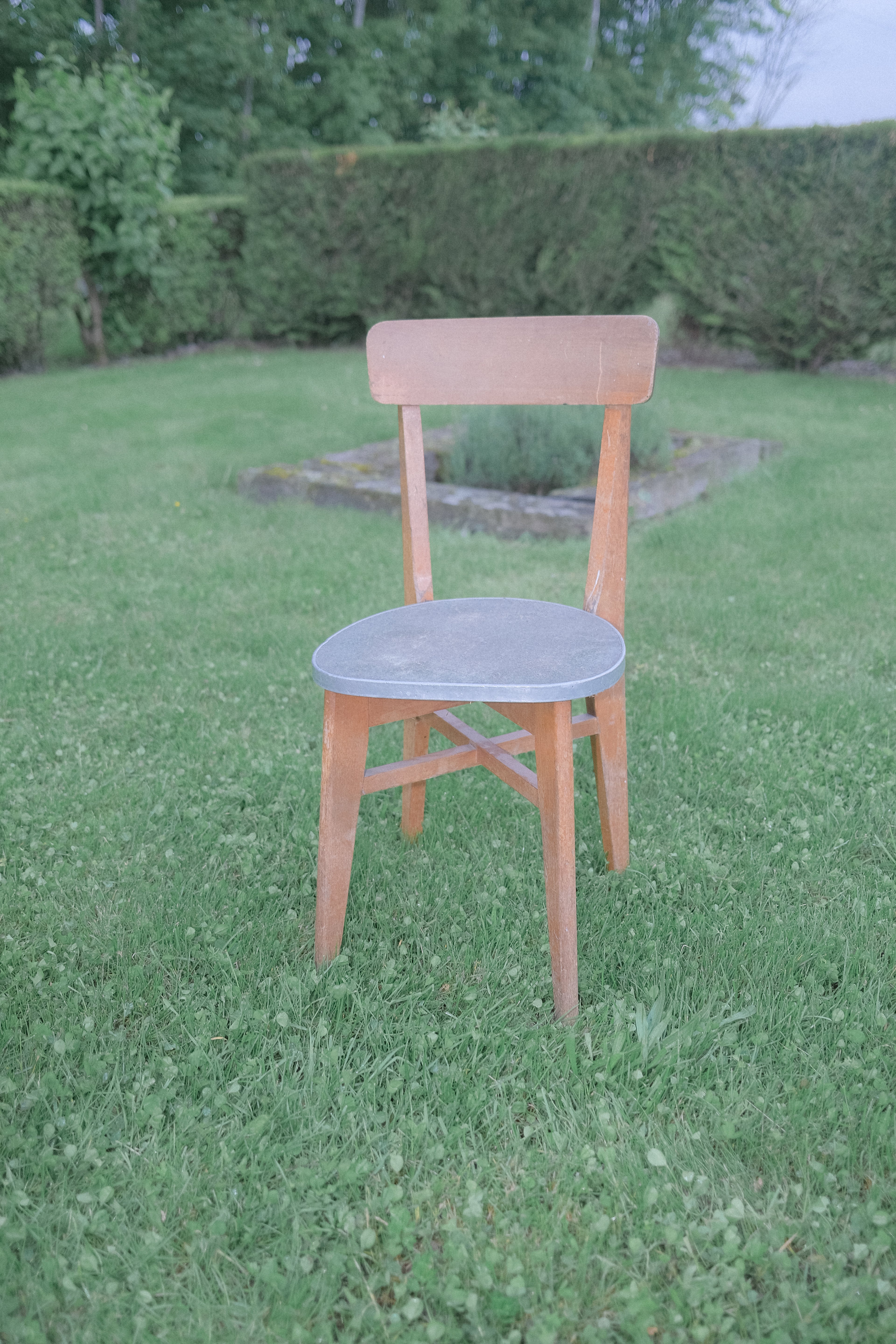DEUX CHAISES EN BOIS AVEC ASSISE EN MÉTAL ANNÉE 70
