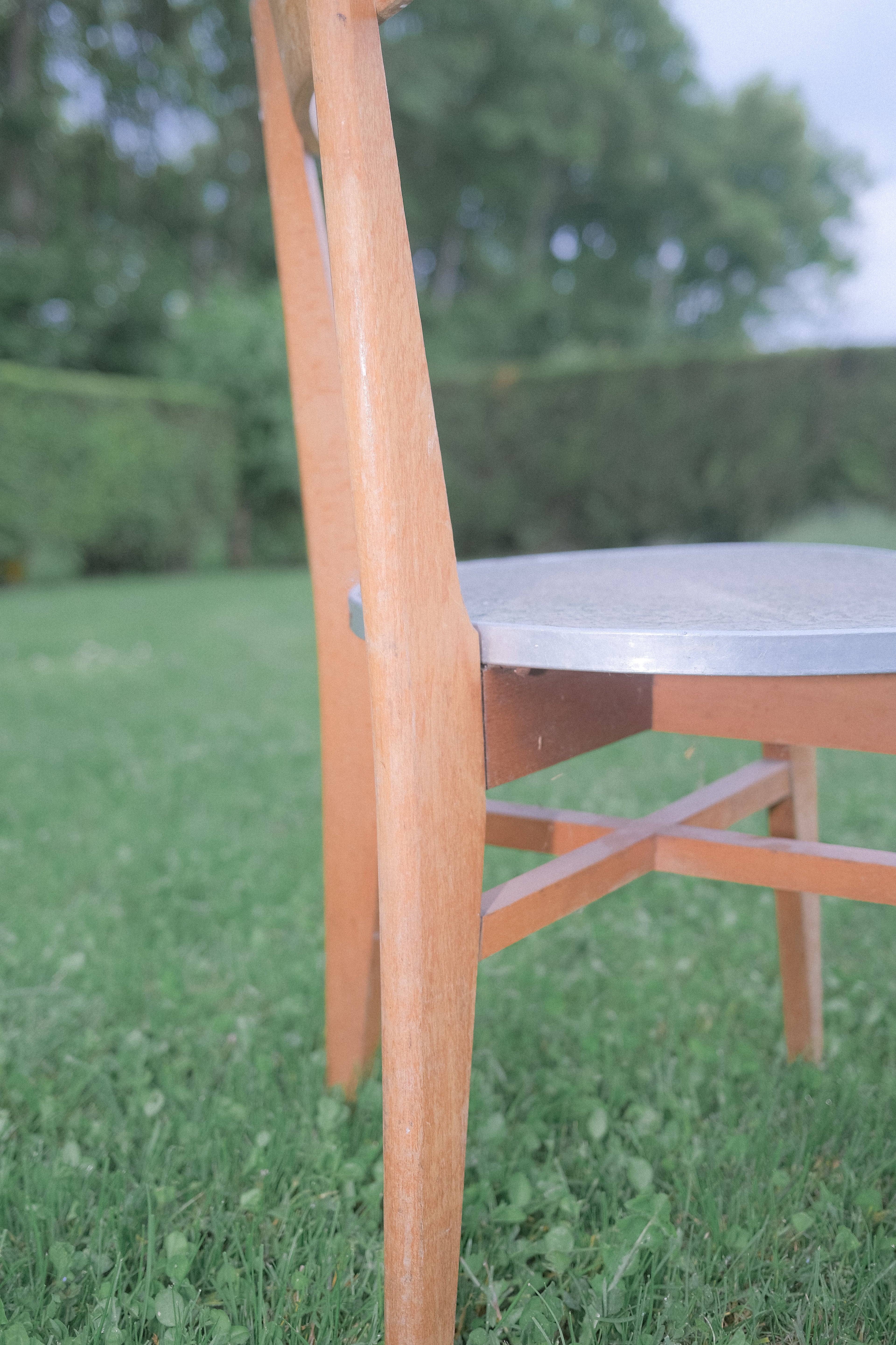 DEUX CHAISES EN BOIS AVEC ASSISE EN MÉTAL ANNÉE 70