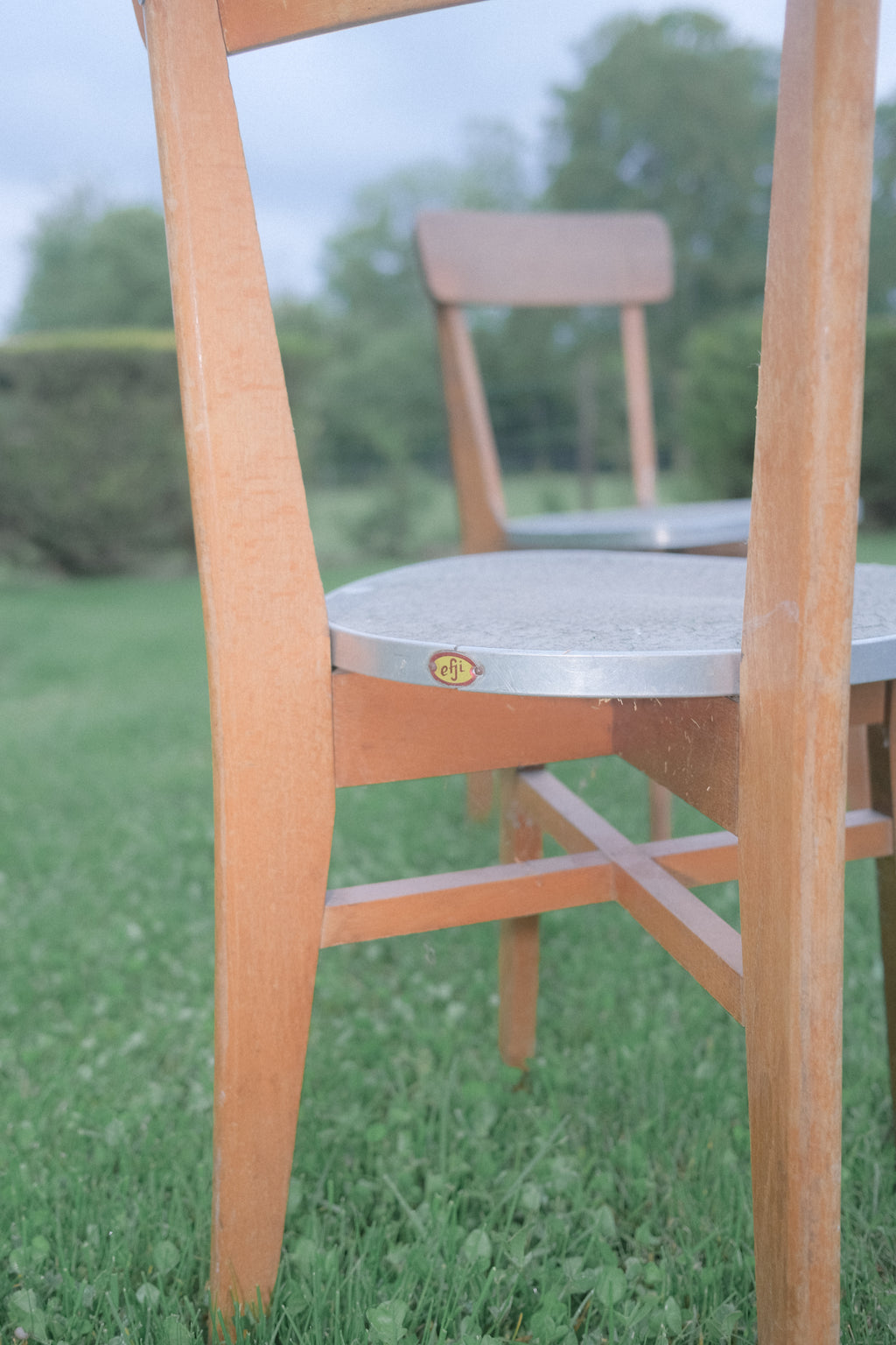 DEUX CHAISES EN BOIS AVEC ASSISE EN MÉTAL ANNÉE 70