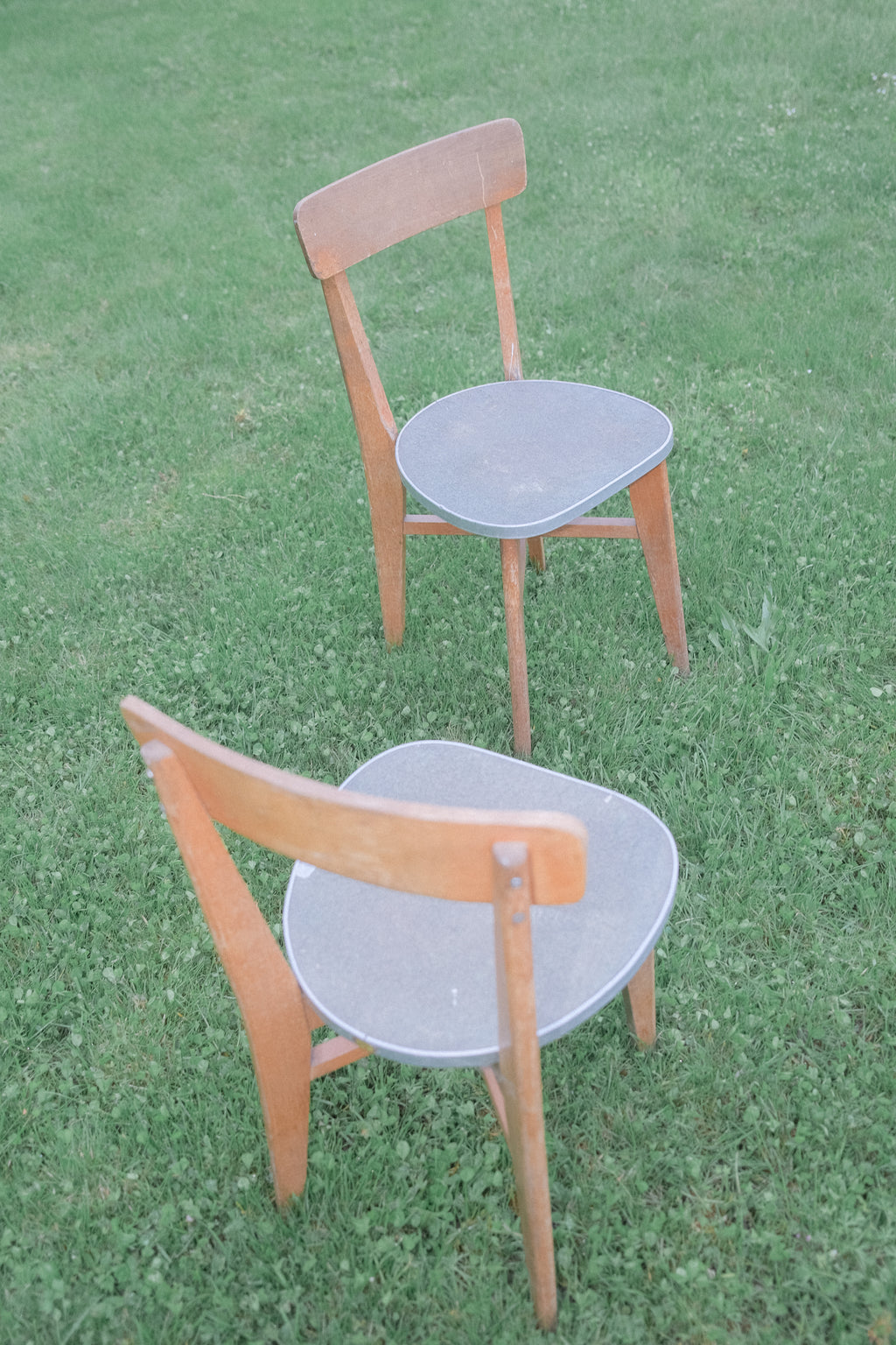 DEUX CHAISES EN BOIS AVEC ASSISE EN MÉTAL ANNÉE 70