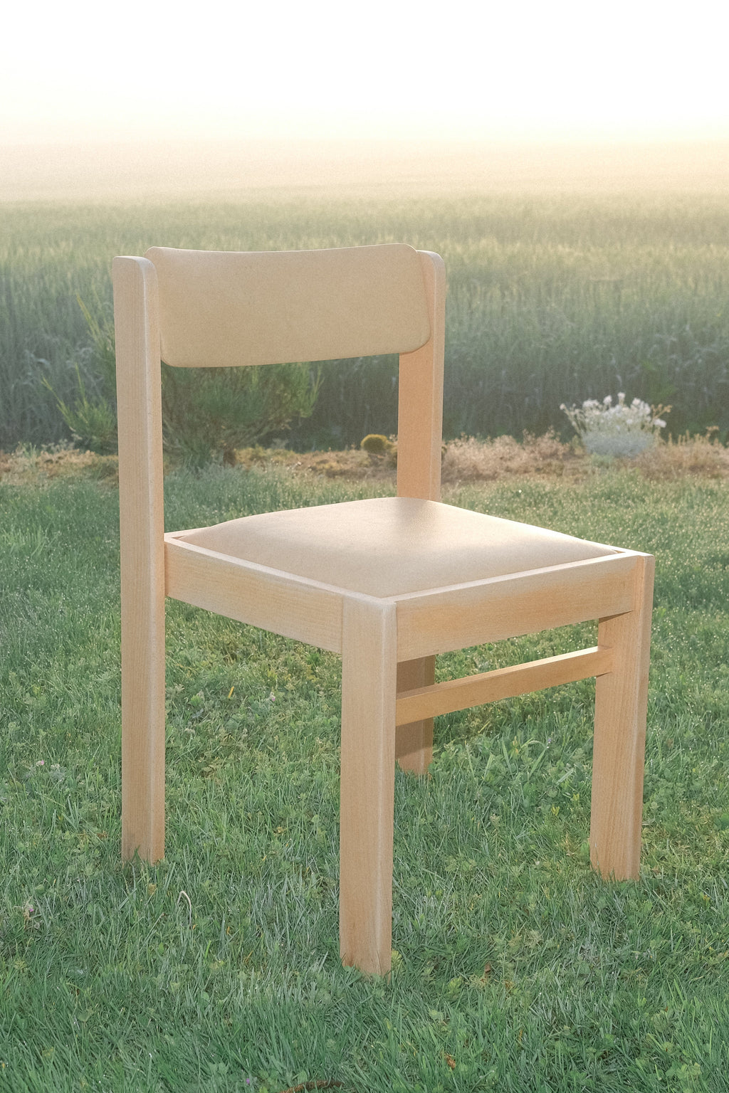 CHAISES EN BOIS CLAIR ET CUIR, INSPIRATION REGAIN, ANNÉES 1970