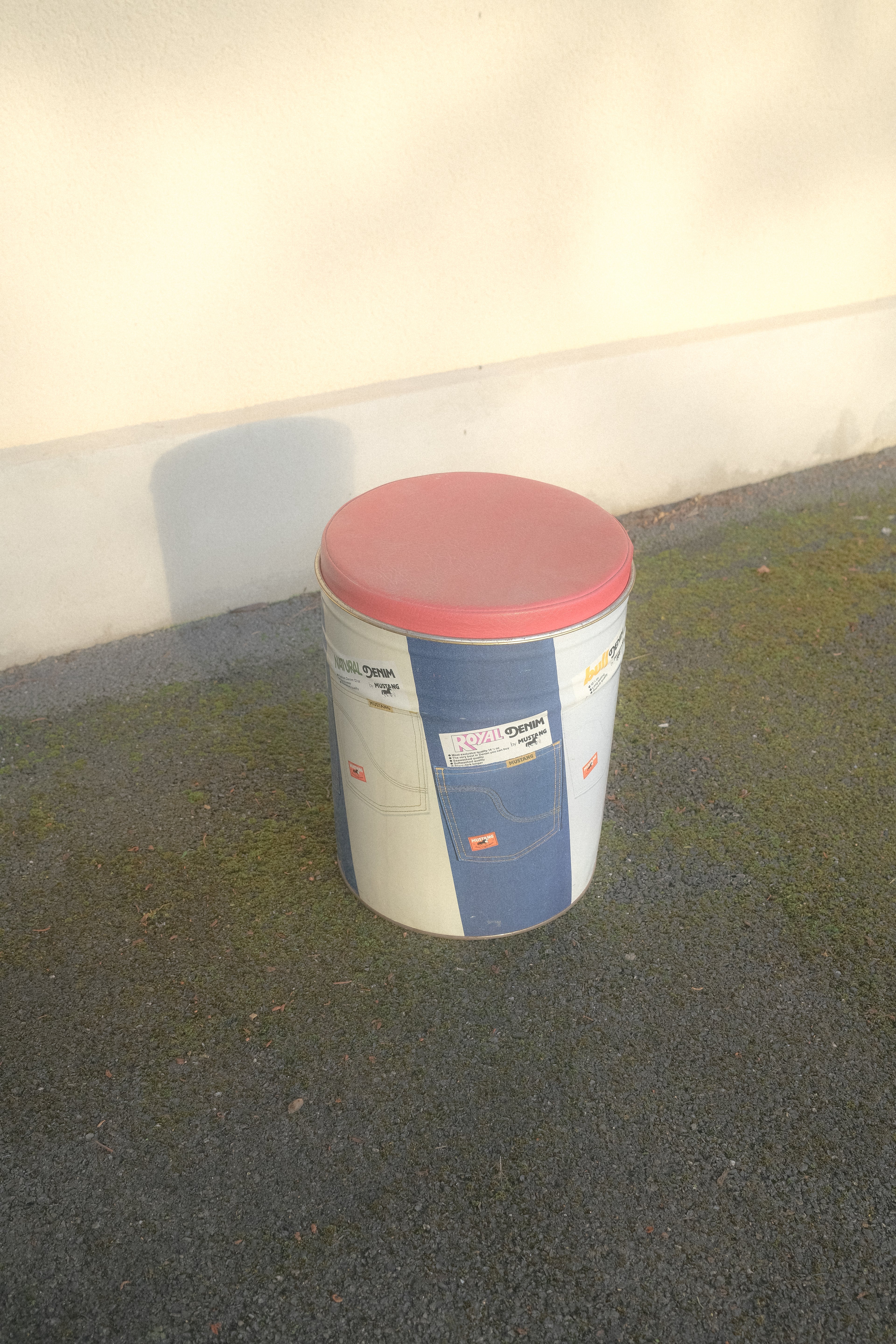 ANCIEN TABOURET DE BOUTIQUE MUSTANG