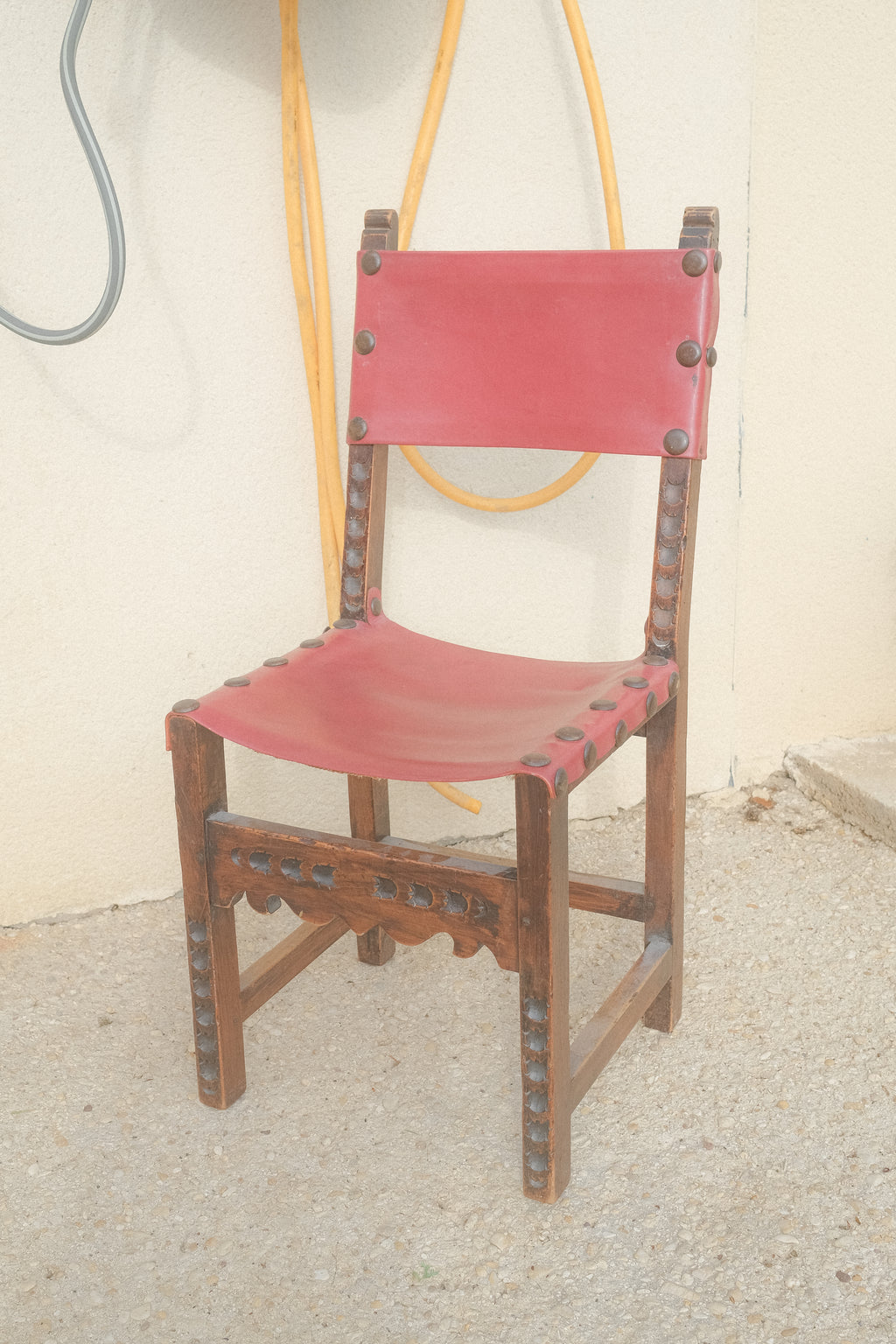 CHAISE DE SALLE À MANGER BRUTALISTE EN CHÊNE ET CUIR SADDLE, ESPAGNE, ANNÉES 1960