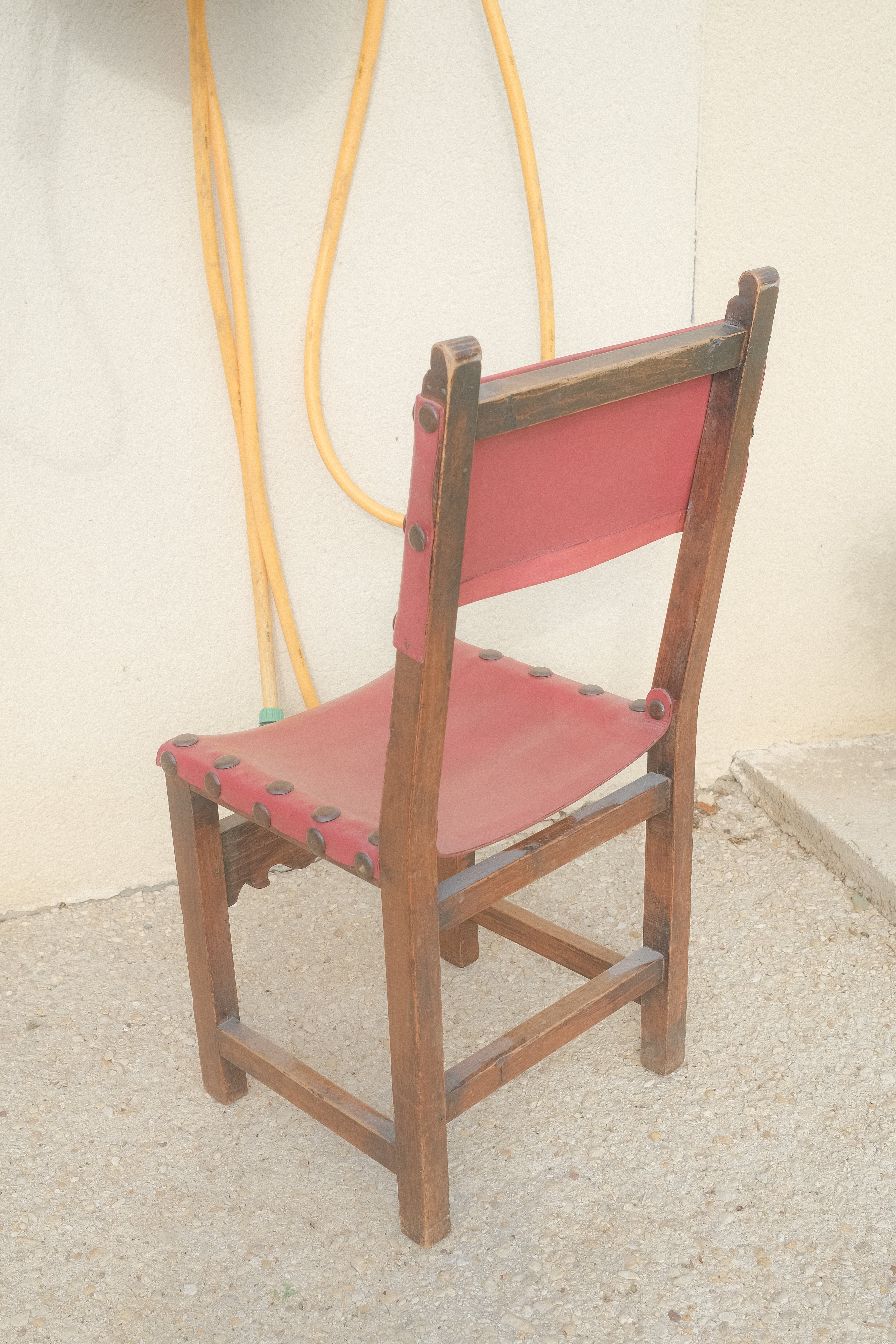 CHAISE DE SALLE À MANGER BRUTALISTE EN CHÊNE ET CUIR SADDLE, ESPAGNE, ANNÉES 1960