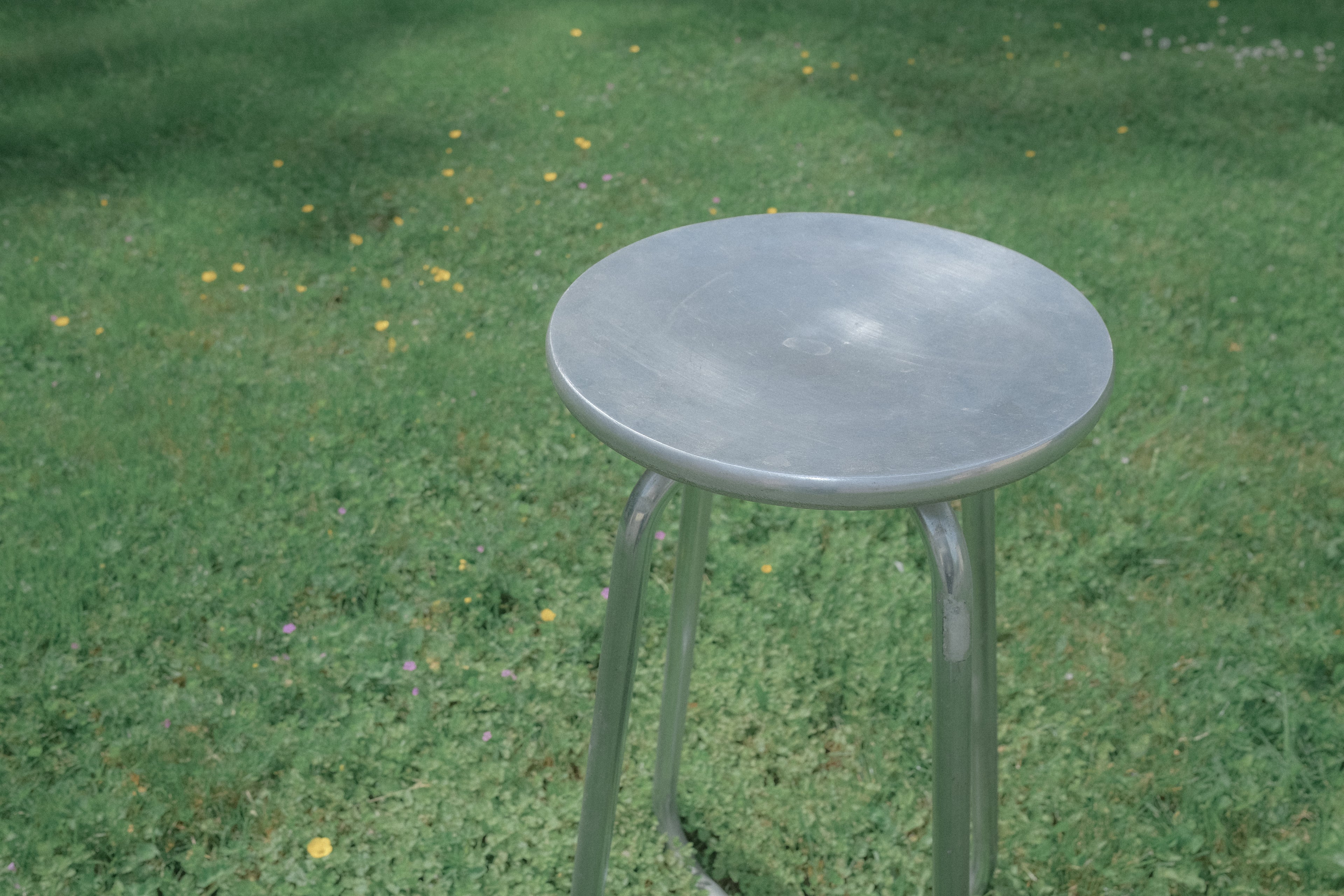TABOURET BRUTALISTE EN FONTE ET ALUMINIUM
