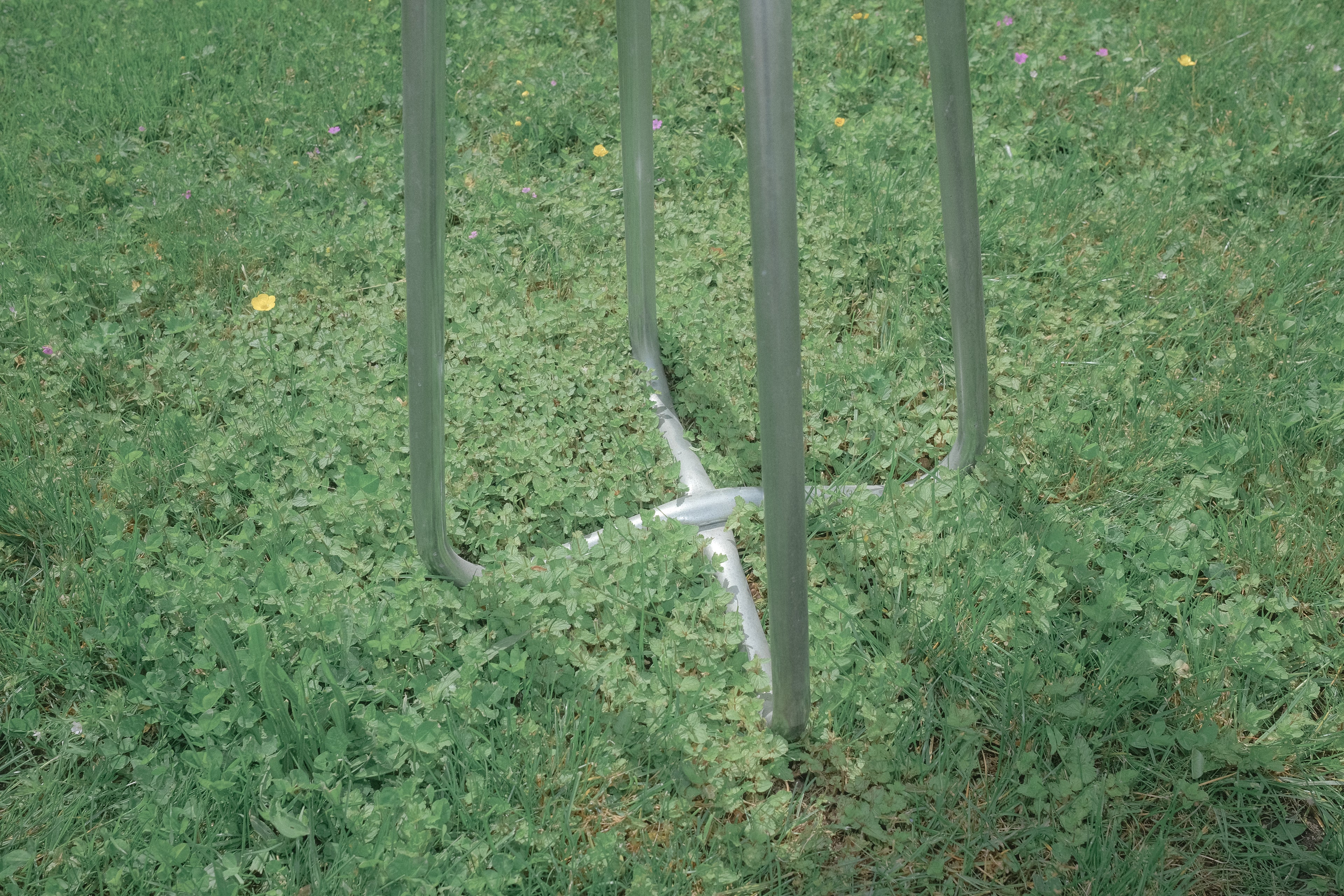 TABOURET BRUTALISTE EN FONTE ET ALUMINIUM