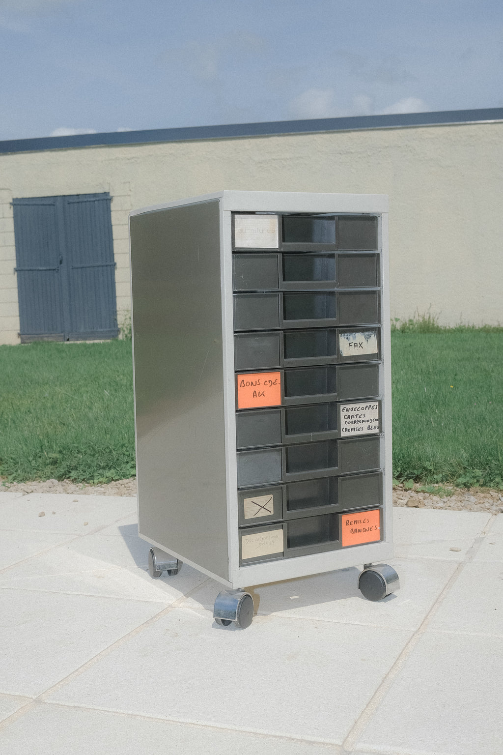 MEUBLE DE RANGEMENT EN MÉTAL ET PLASTIQUE