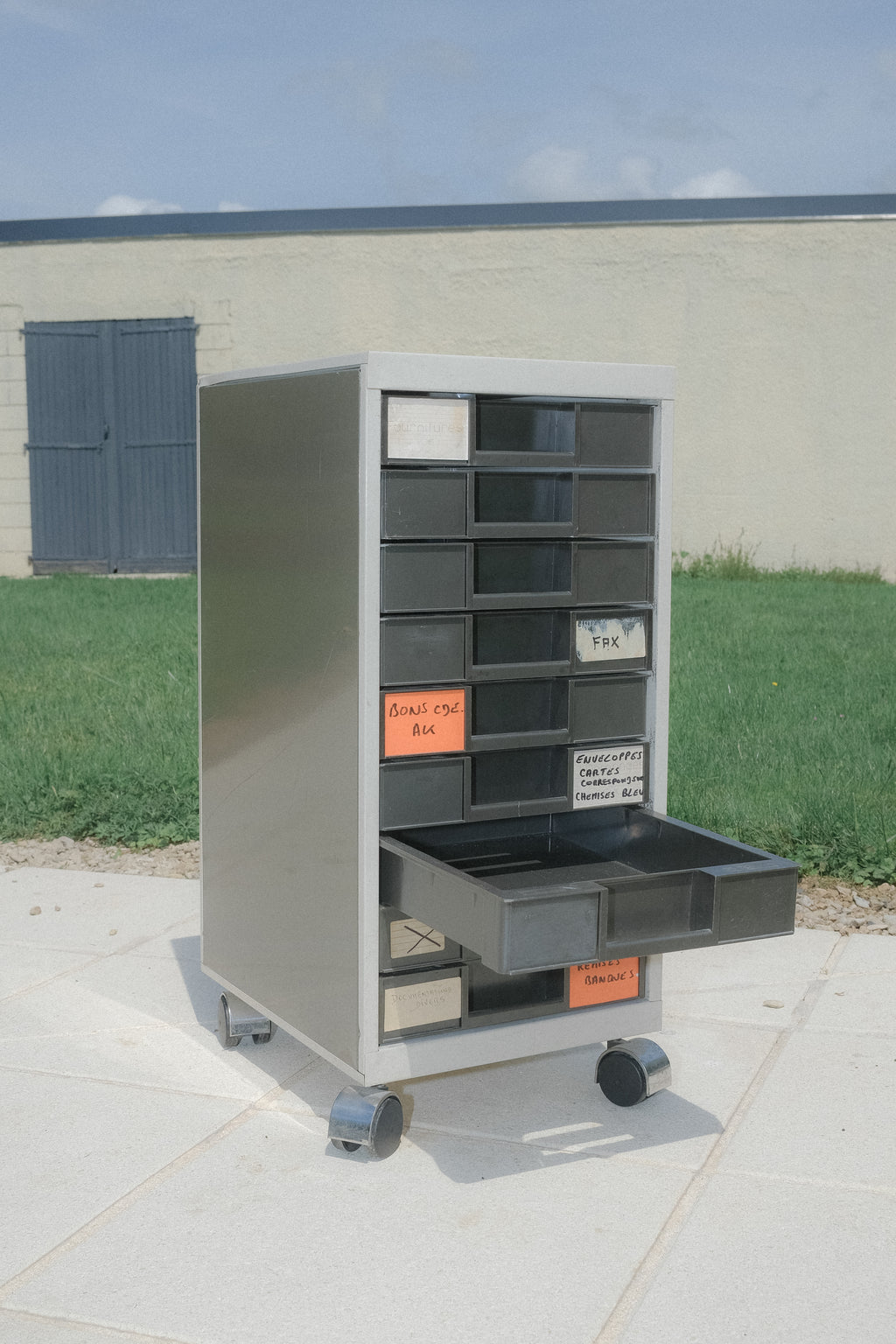 MEUBLE DE RANGEMENT EN MÉTAL ET PLASTIQUE