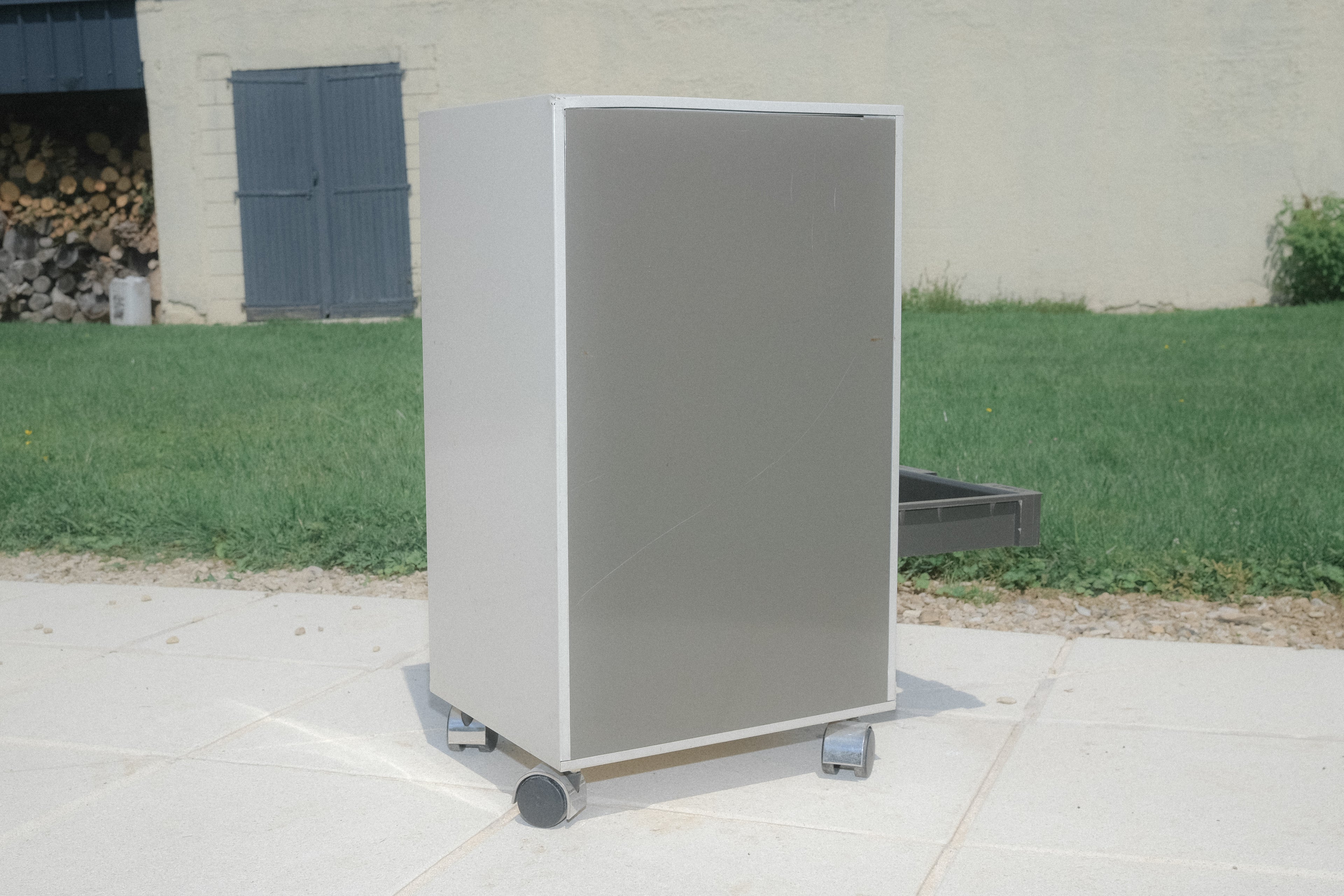 MEUBLE DE RANGEMENT EN MÉTAL ET PLASTIQUE