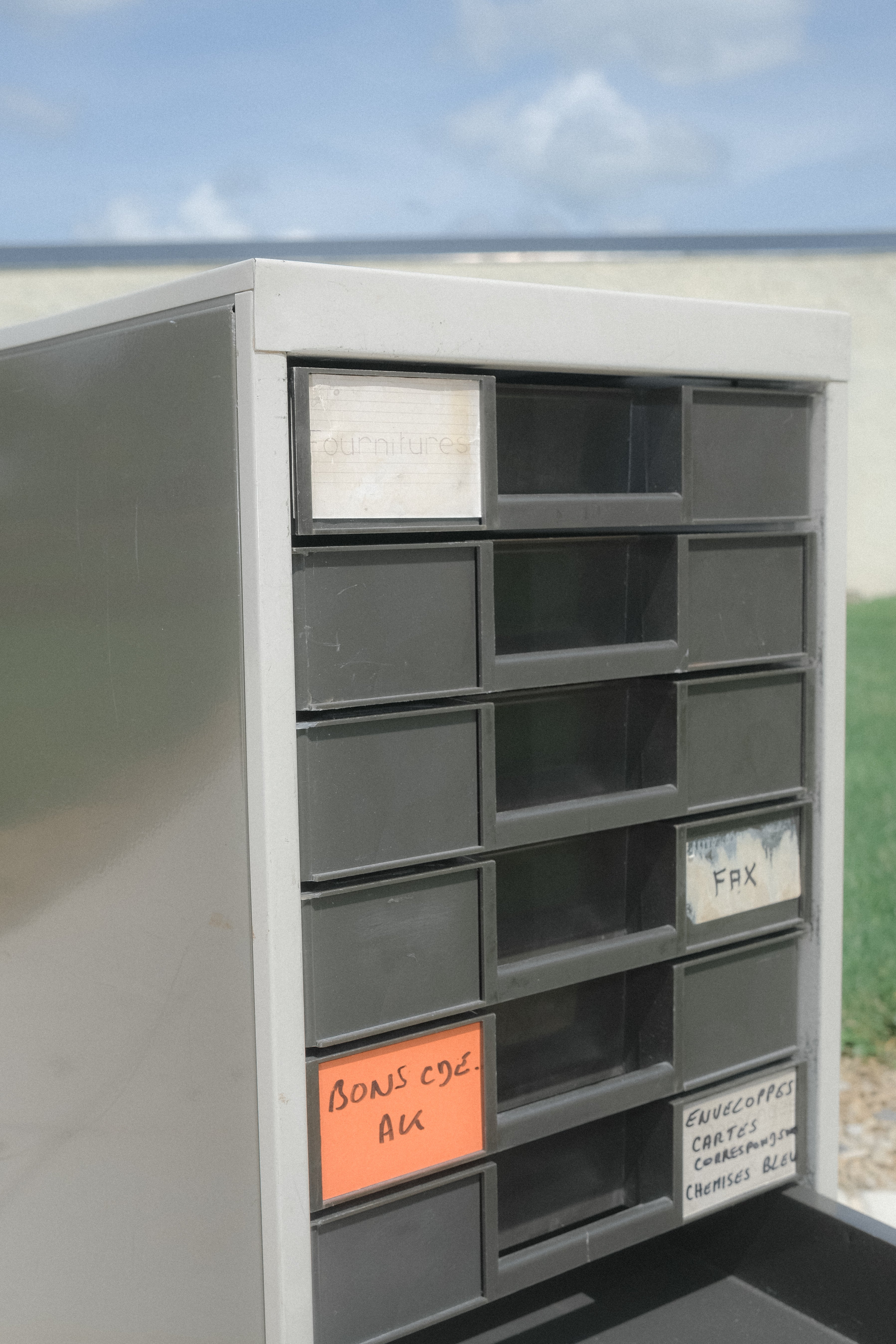 MEUBLE DE RANGEMENT EN MÉTAL ET PLASTIQUE