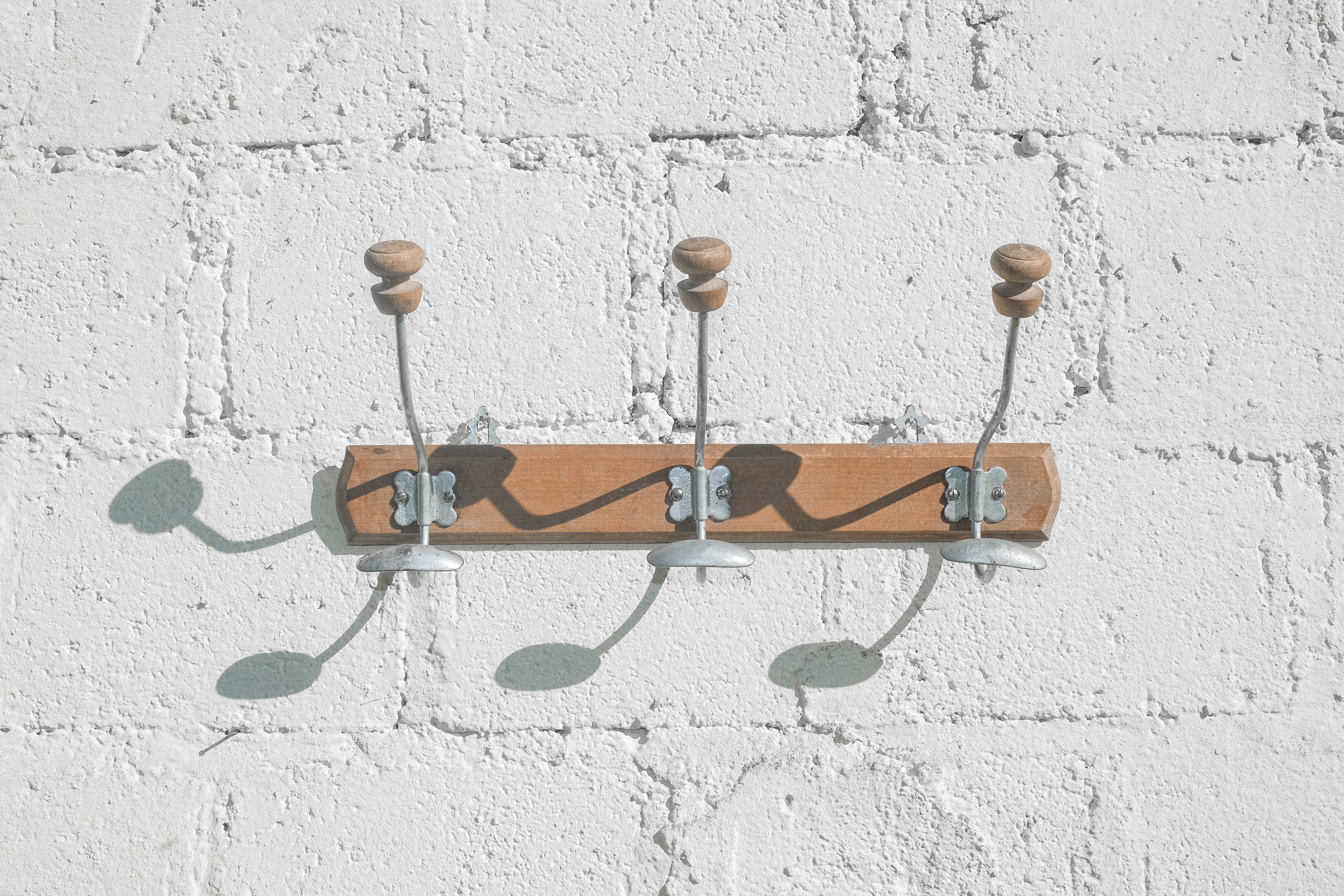 PORTE-MANTEAUX MURAL EN BOIS ET MÉTAL