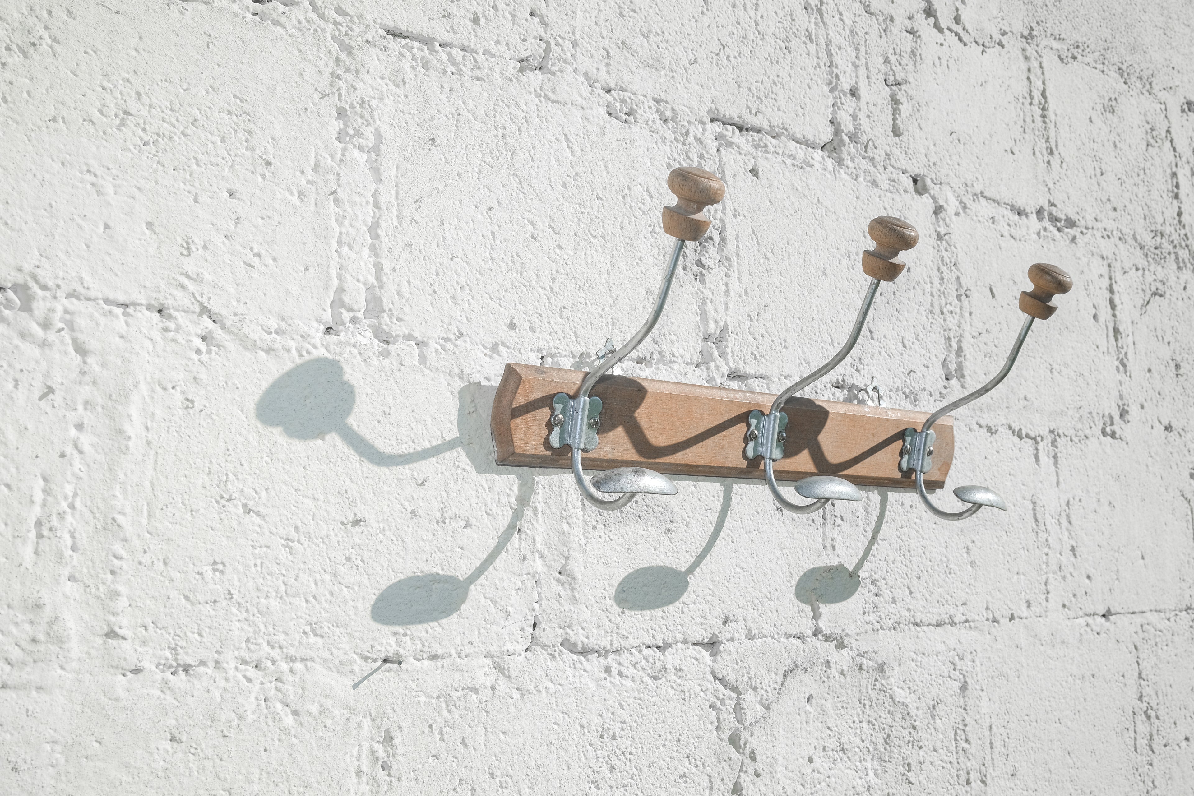 PORTE-MANTEAUX MURAL EN BOIS ET MÉTAL