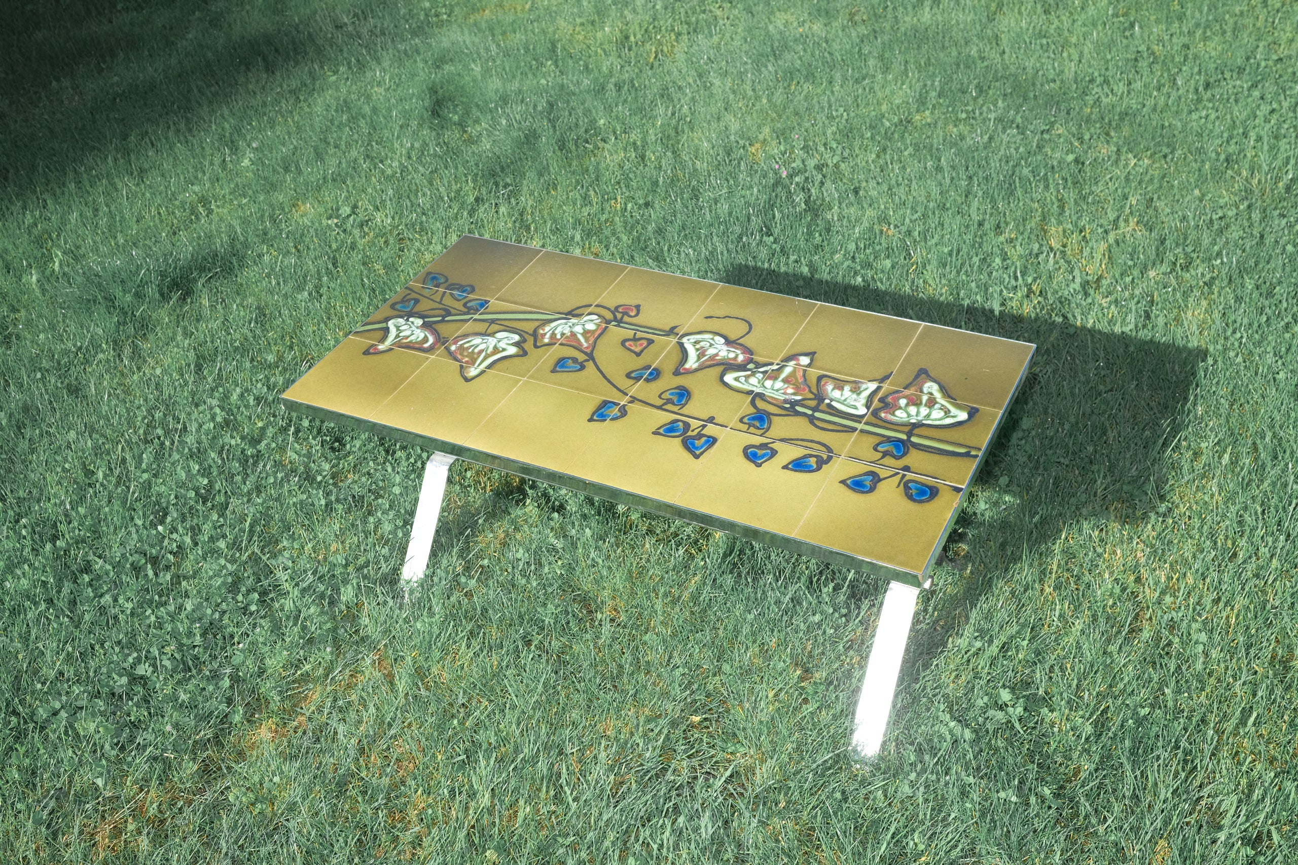 TABLE BASSE EN CÉRAMIQUE ET INOX VERTE À MOTIF FLORAL