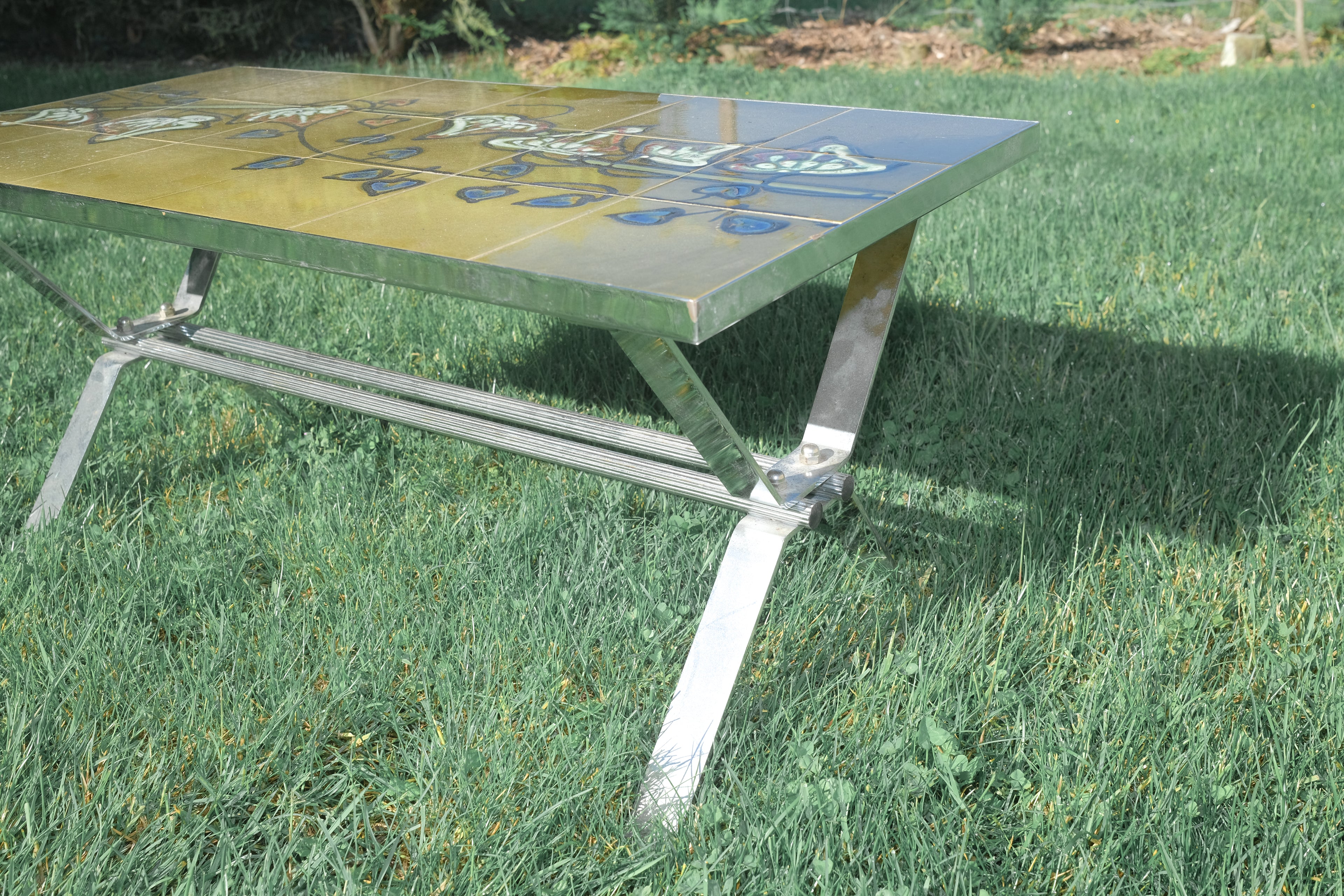 TABLE BASSE EN CÉRAMIQUE ET INOX VERTE À MOTIF FLORAL