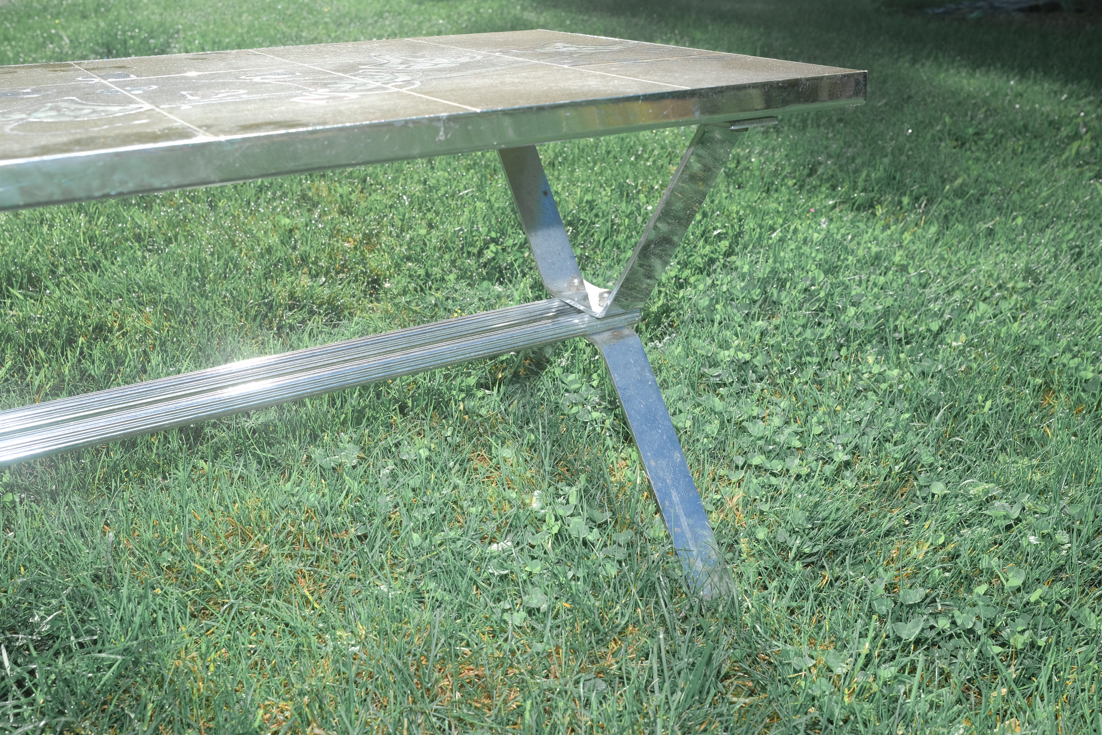 TABLE BASSE EN CÉRAMIQUE ET INOX VERTE À MOTIF FLORAL