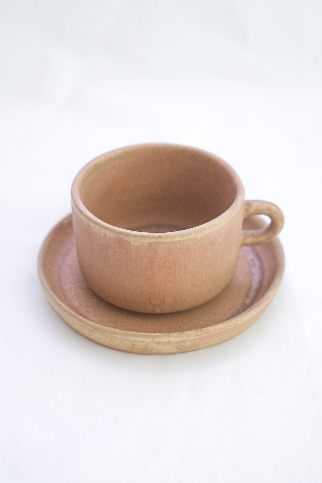 LOT DE TROIS TASSES EN GRÈS BRUN