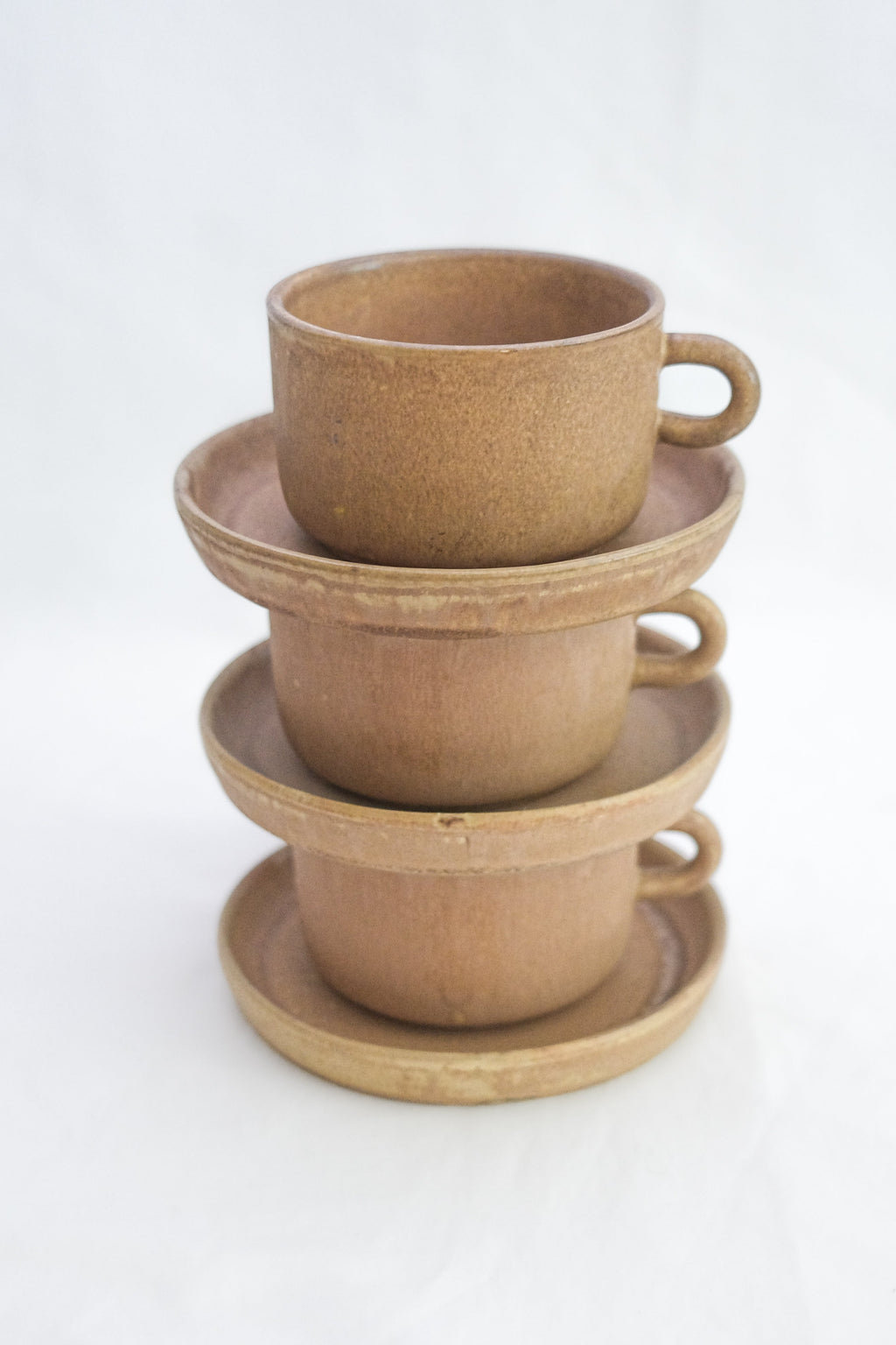 LOT DE TROIS TASSES EN GRÈS BRUN