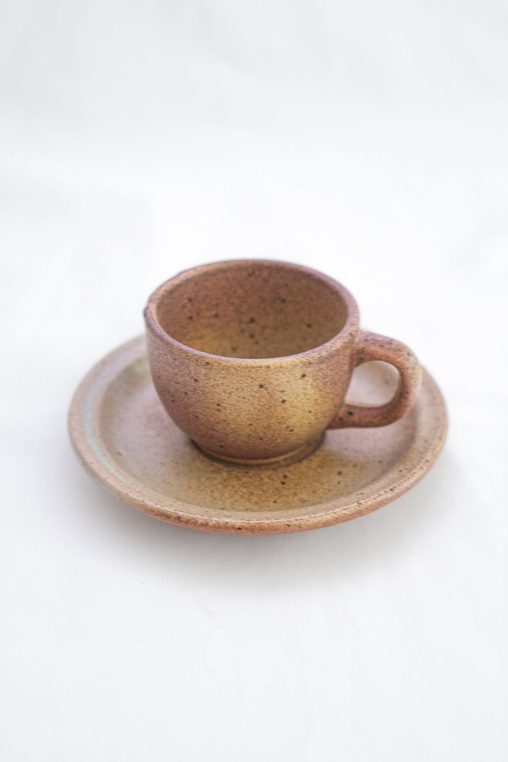 LOT DE DEUX TASSES EN GRÈS BRUN