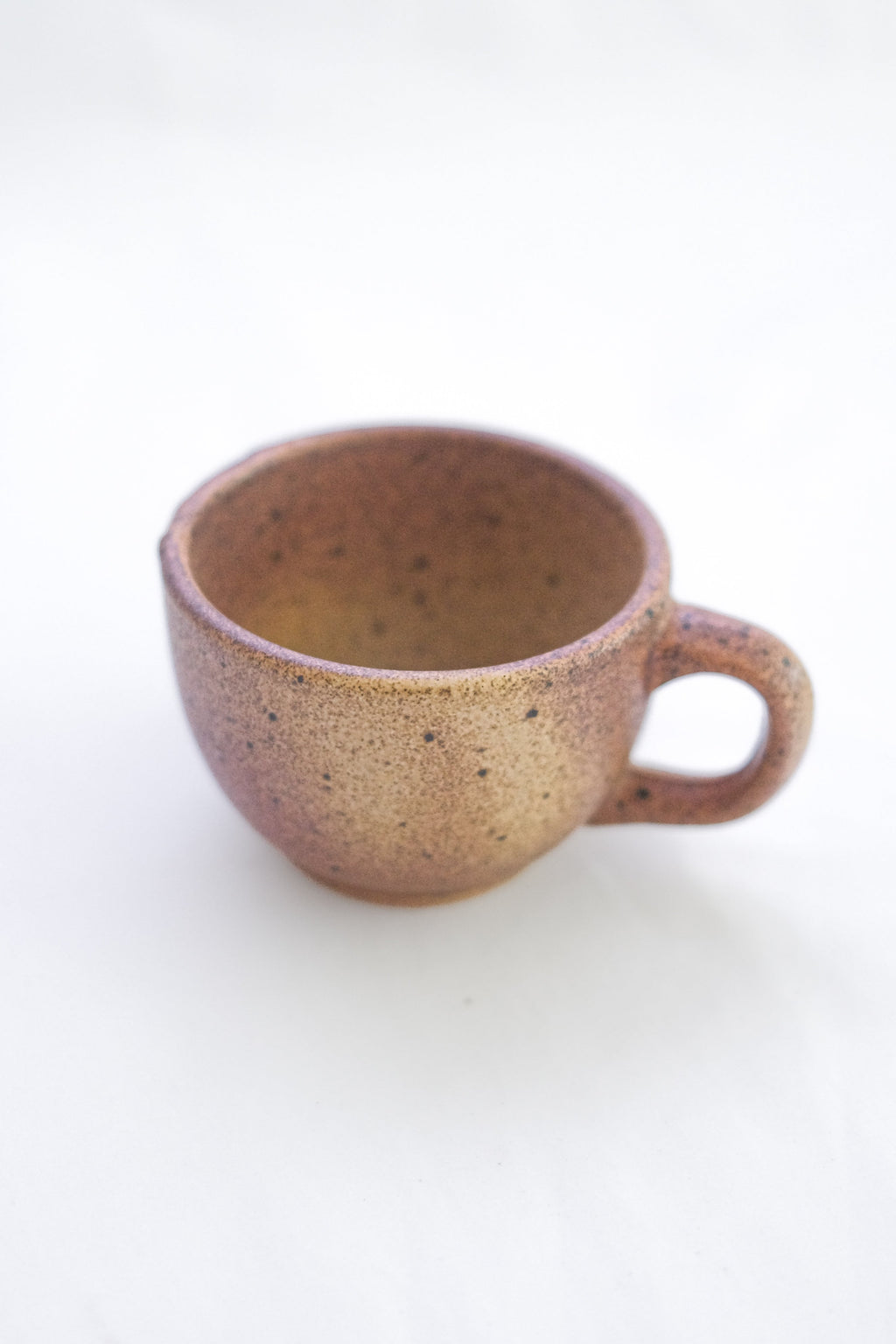 LOT DE DEUX TASSES EN GRÈS BRUN
