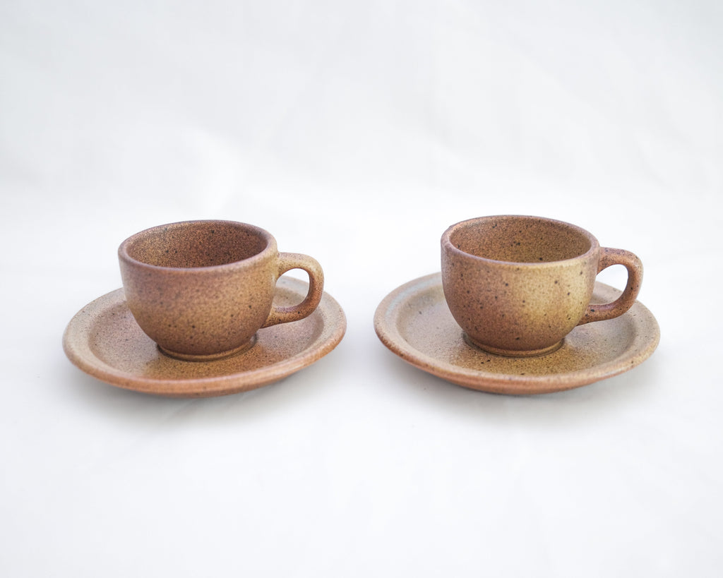 LOT DE DEUX TASSES EN GRÈS BRUN