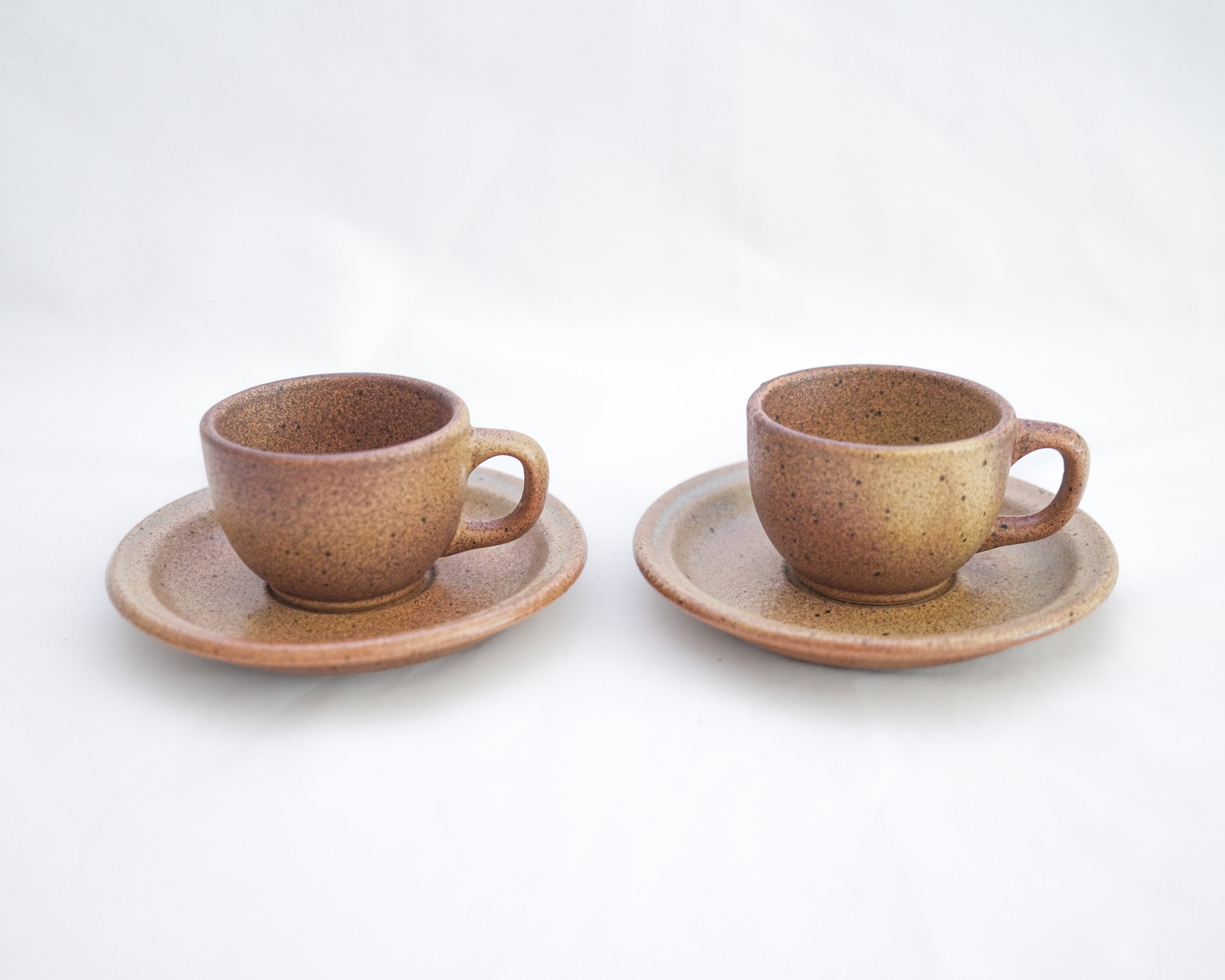 LOT DE DEUX TASSES EN GRÈS BRUN