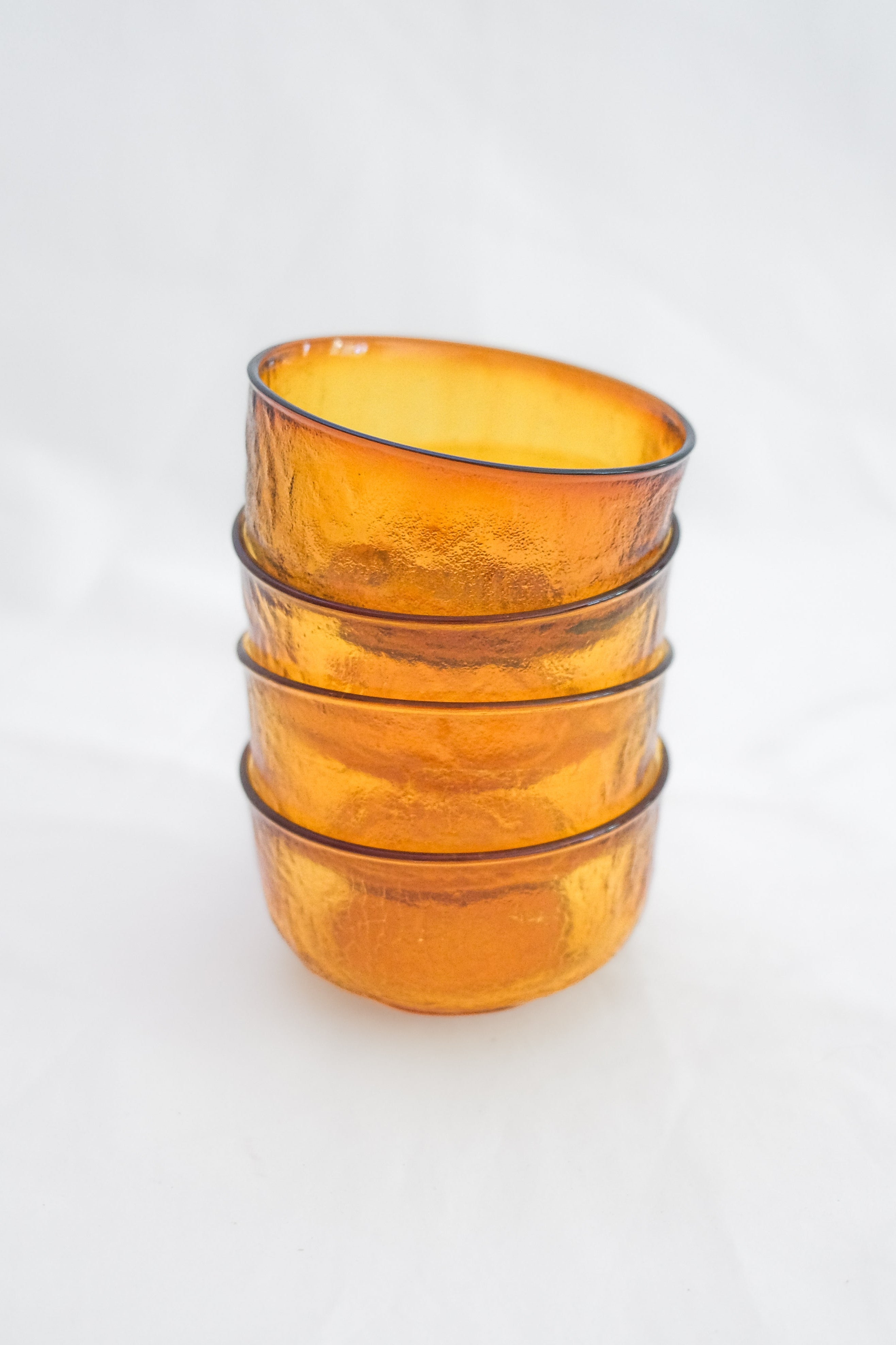 LOT DE QUATRE BOLS EN VERRE BULLÉ ORANGE