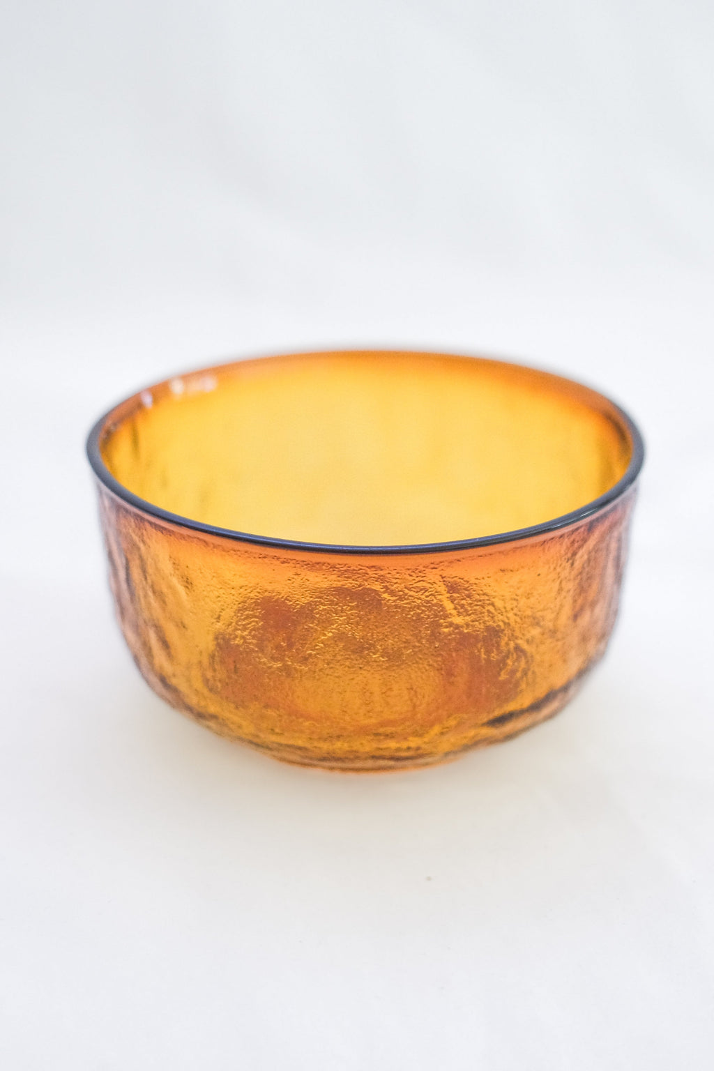 LOT DE QUATRE BOLS EN VERRE BULLÉ ORANGE