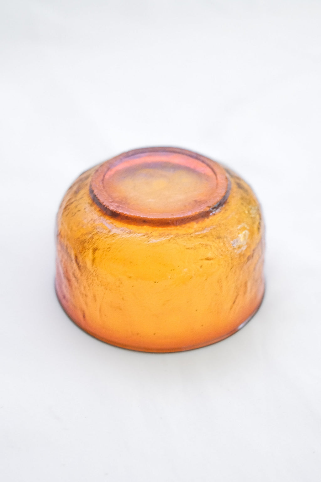 LOT DE QUATRE BOLS EN VERRE BULLÉ ORANGE
