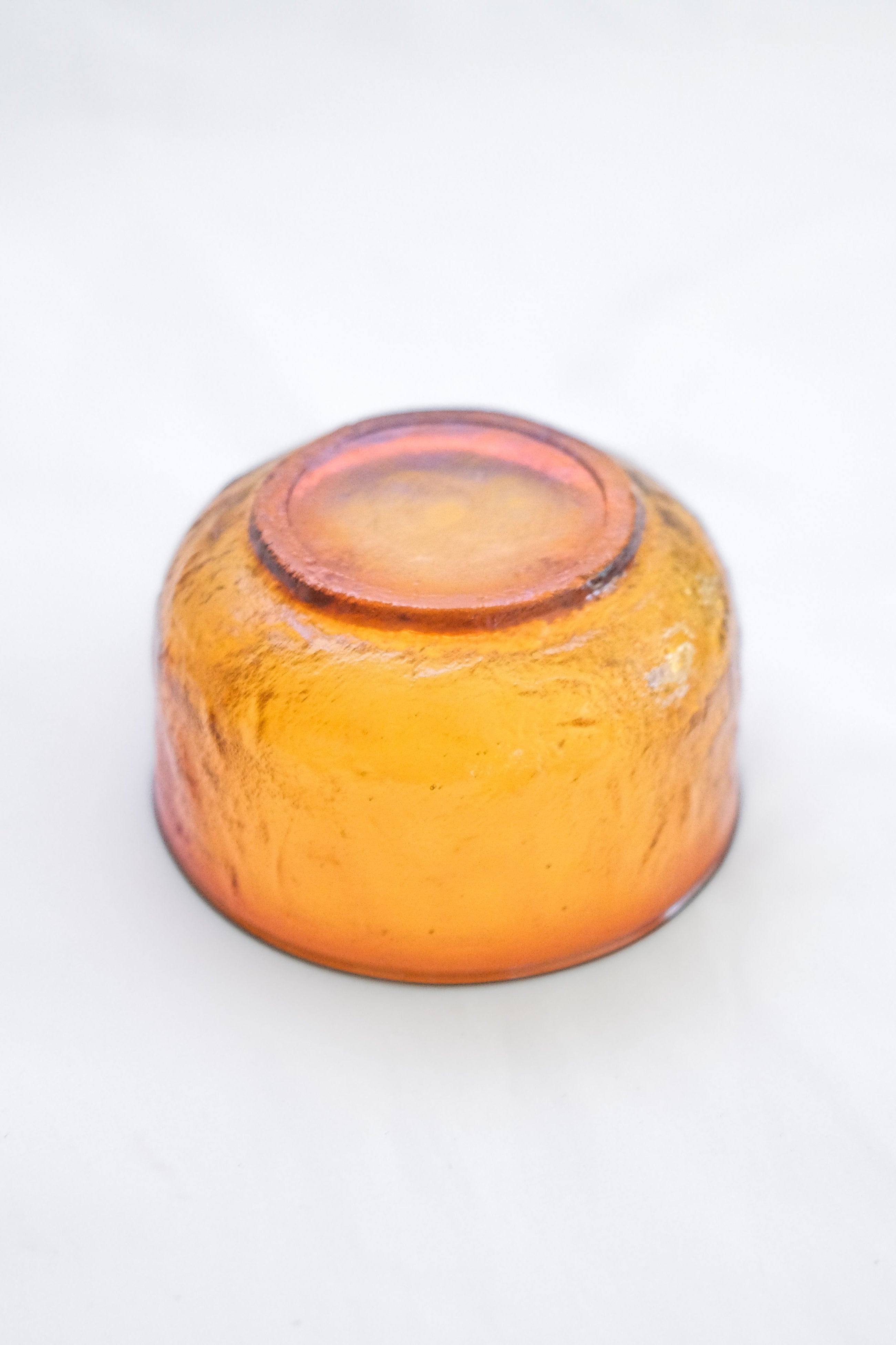 LOT DE QUATRE BOLS EN VERRE BULLÉ ORANGE
