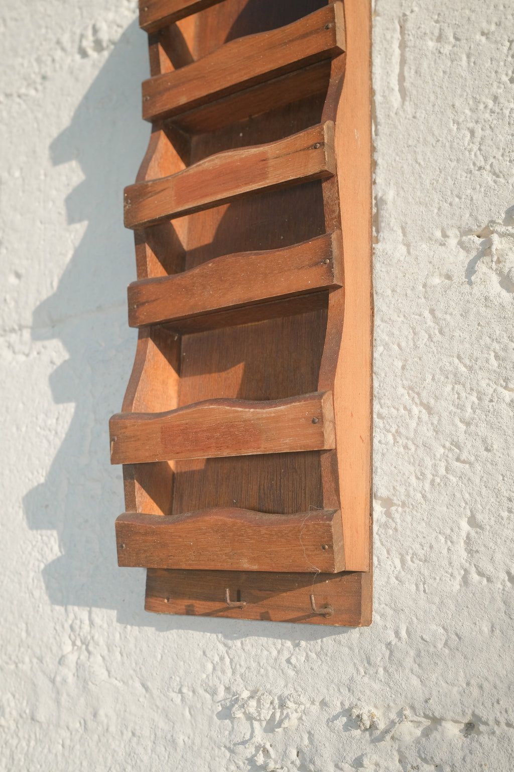 PORTE LETTRES MURAL EN BOIS BRUTE