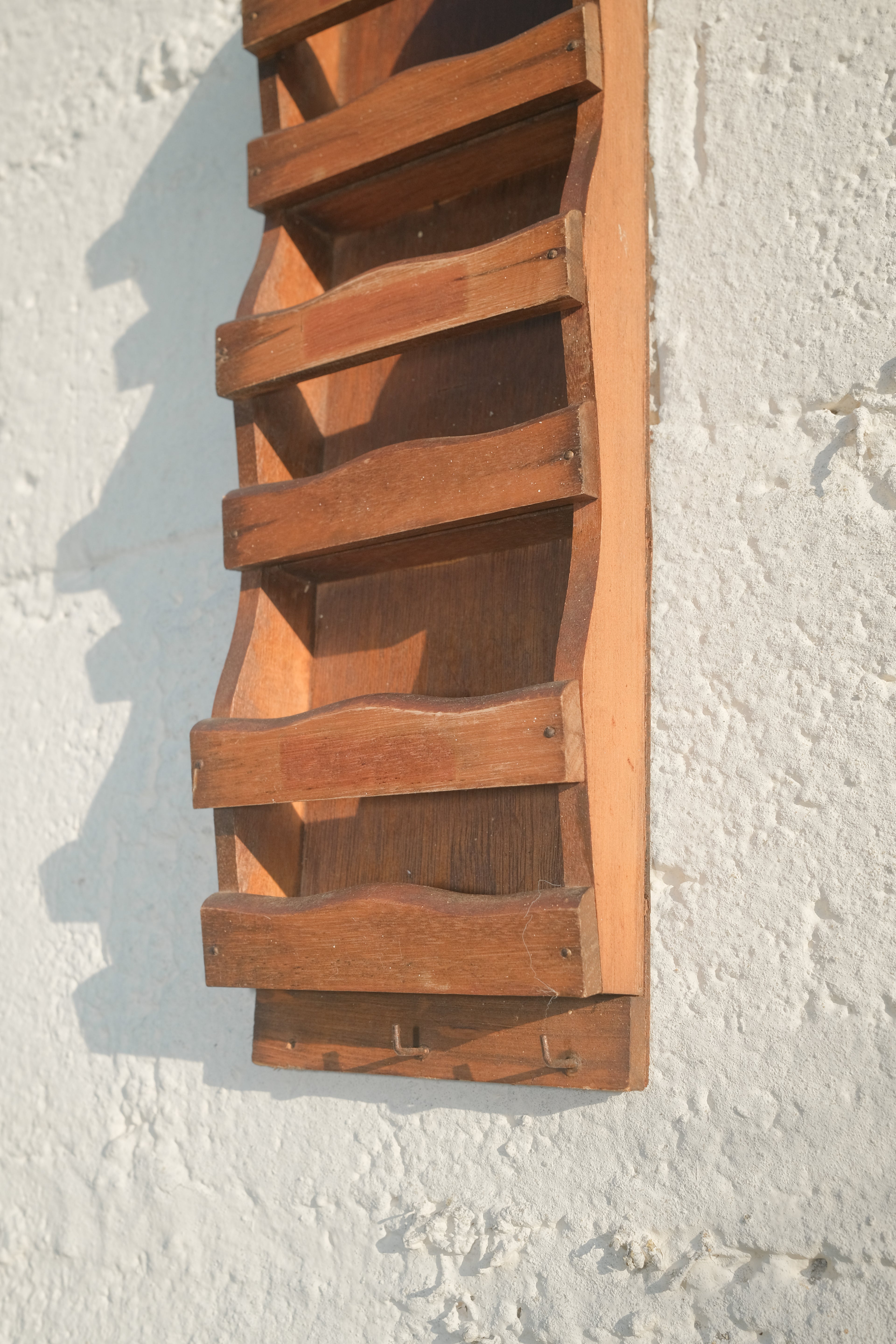 PORTE LETTRES MURAL EN BOIS BRUTE