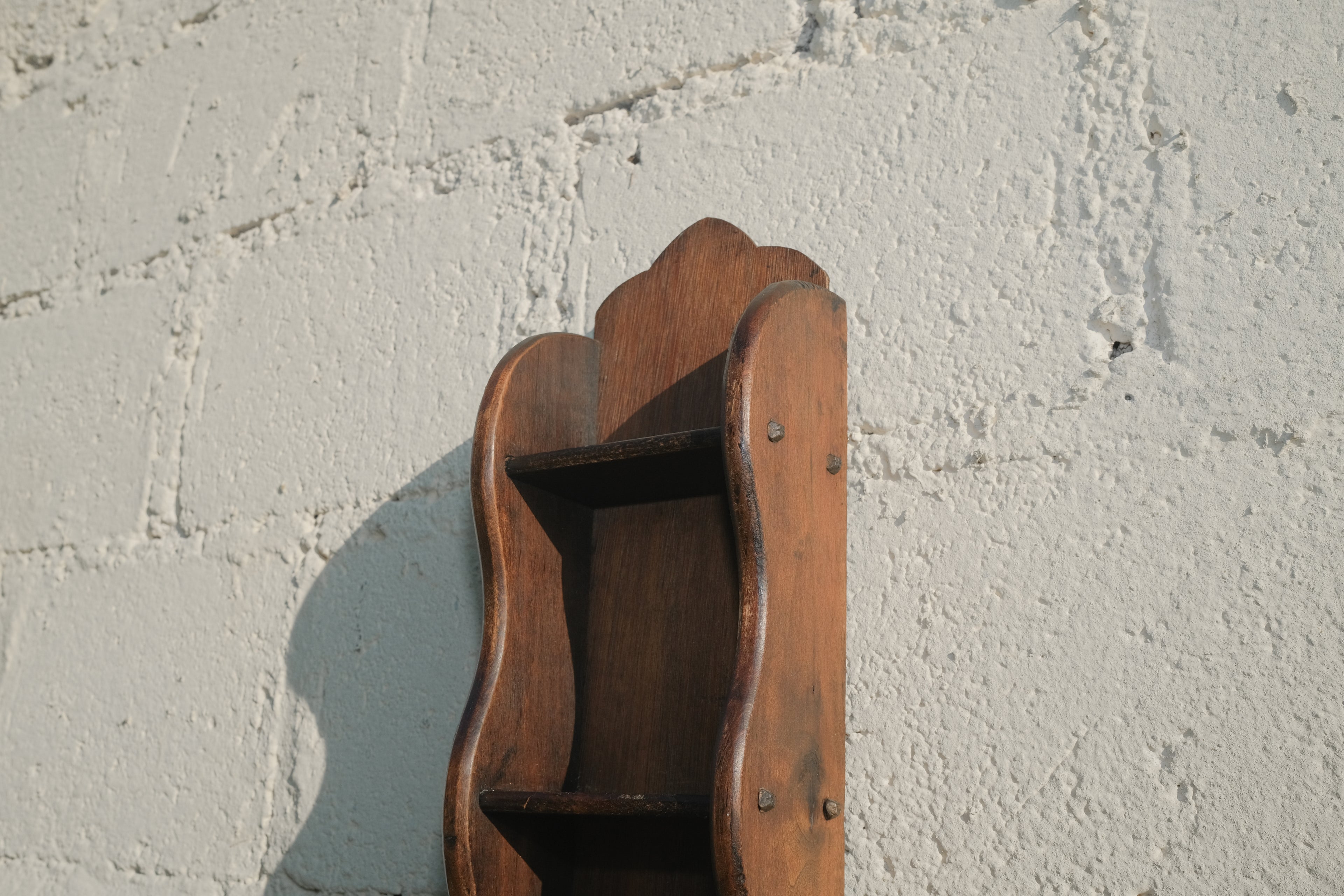 ÉTAGÈRE MURALE EN BOIS BRUTE