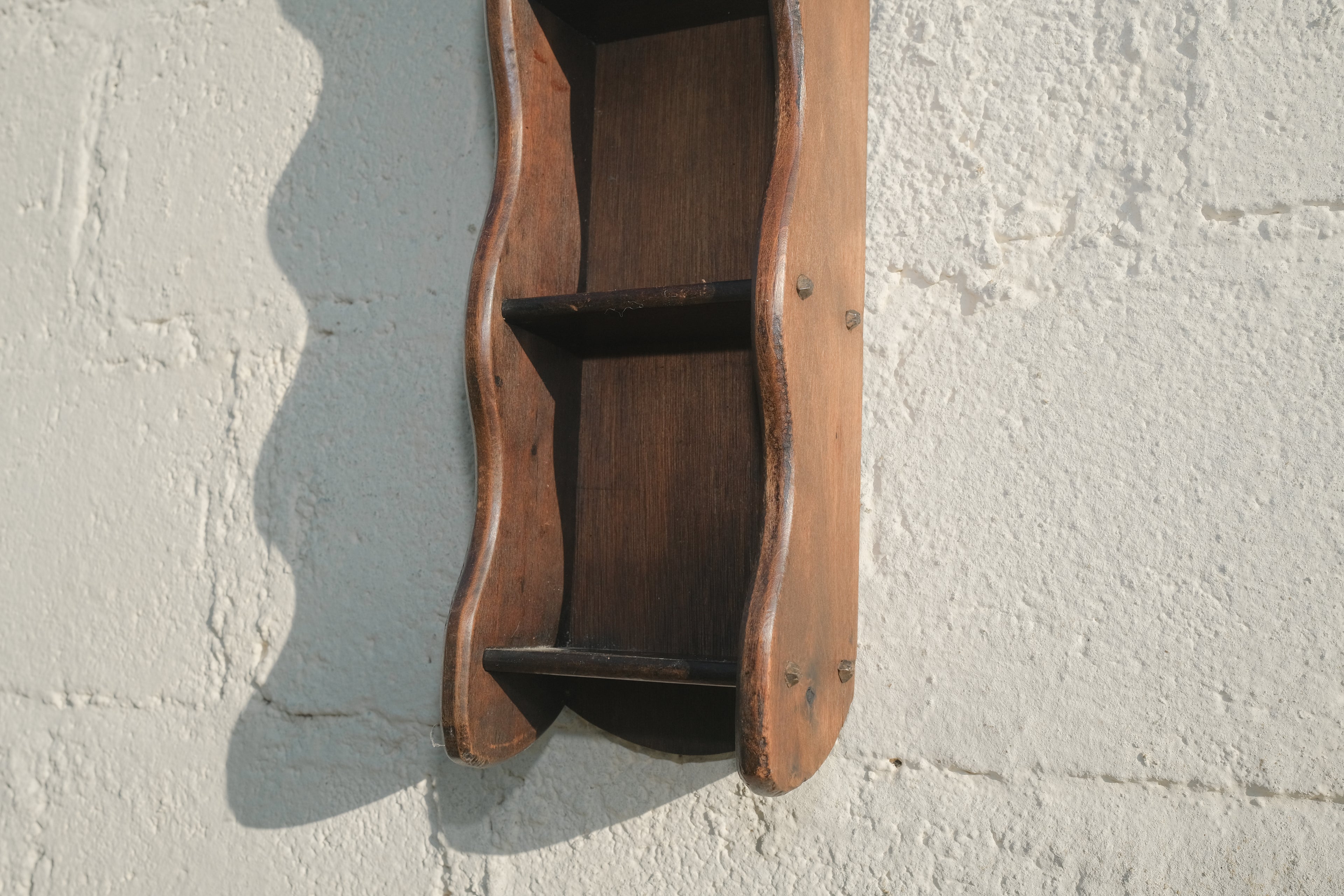 ÉTAGÈRE MURALE EN BOIS BRUTE