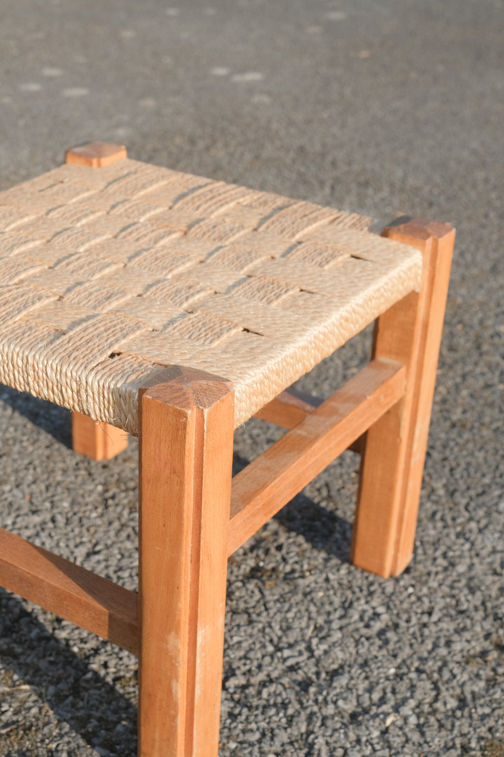 TABOURET EN BOIS TRÉSSÉ