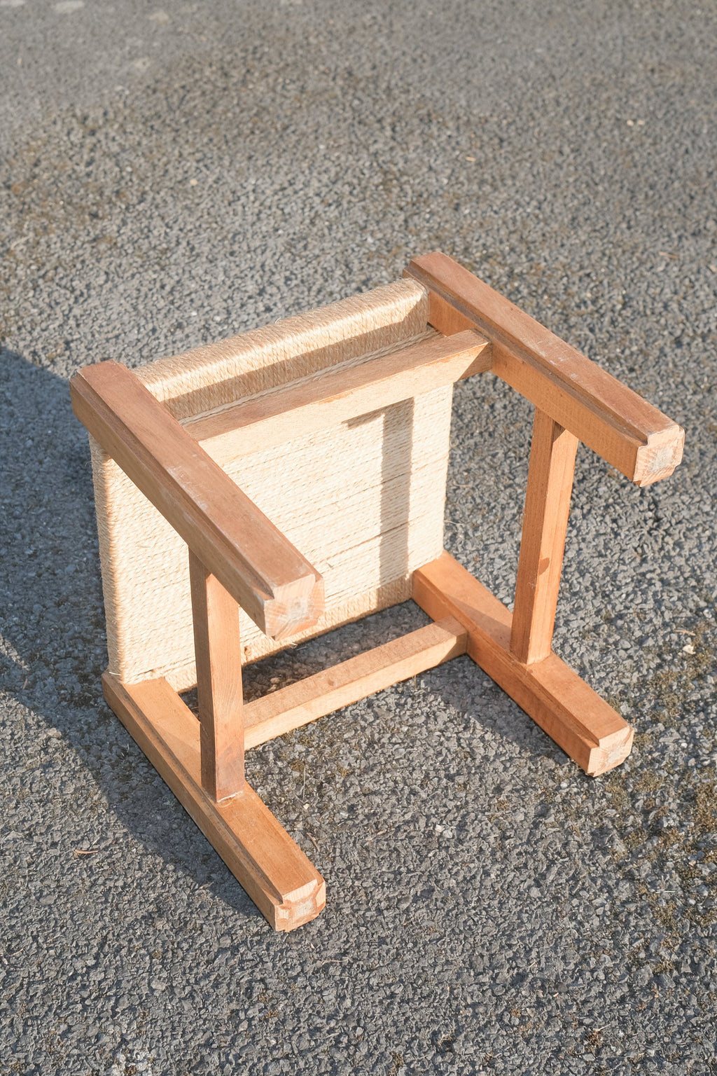 TABOURET EN BOIS TRÉSSÉ