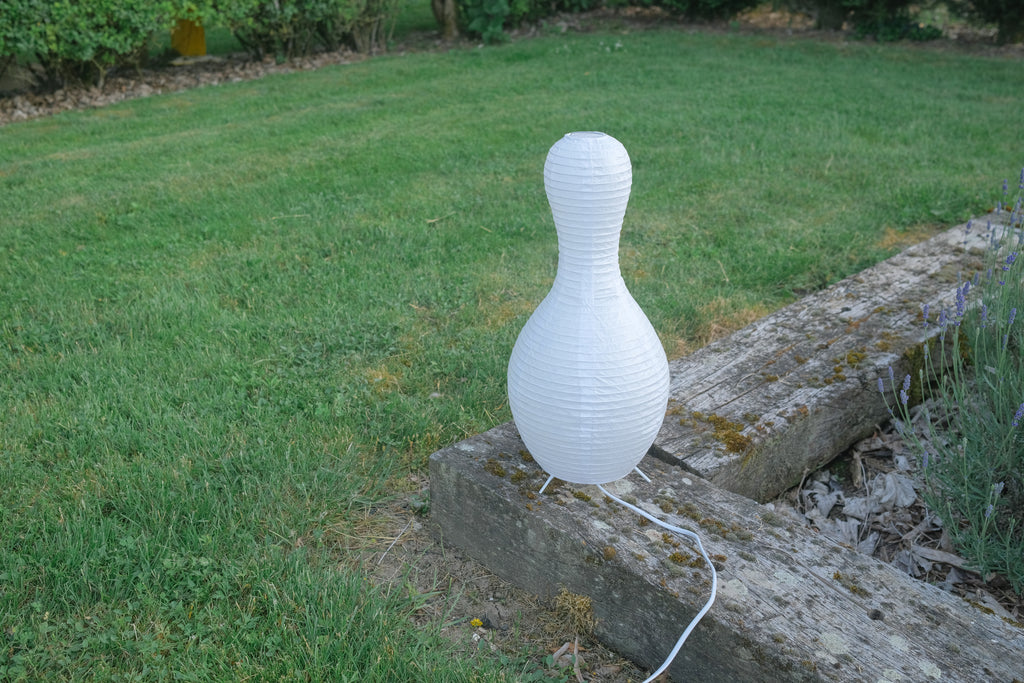 LAMPE EN PAPIER EN FORME DE QUILLE