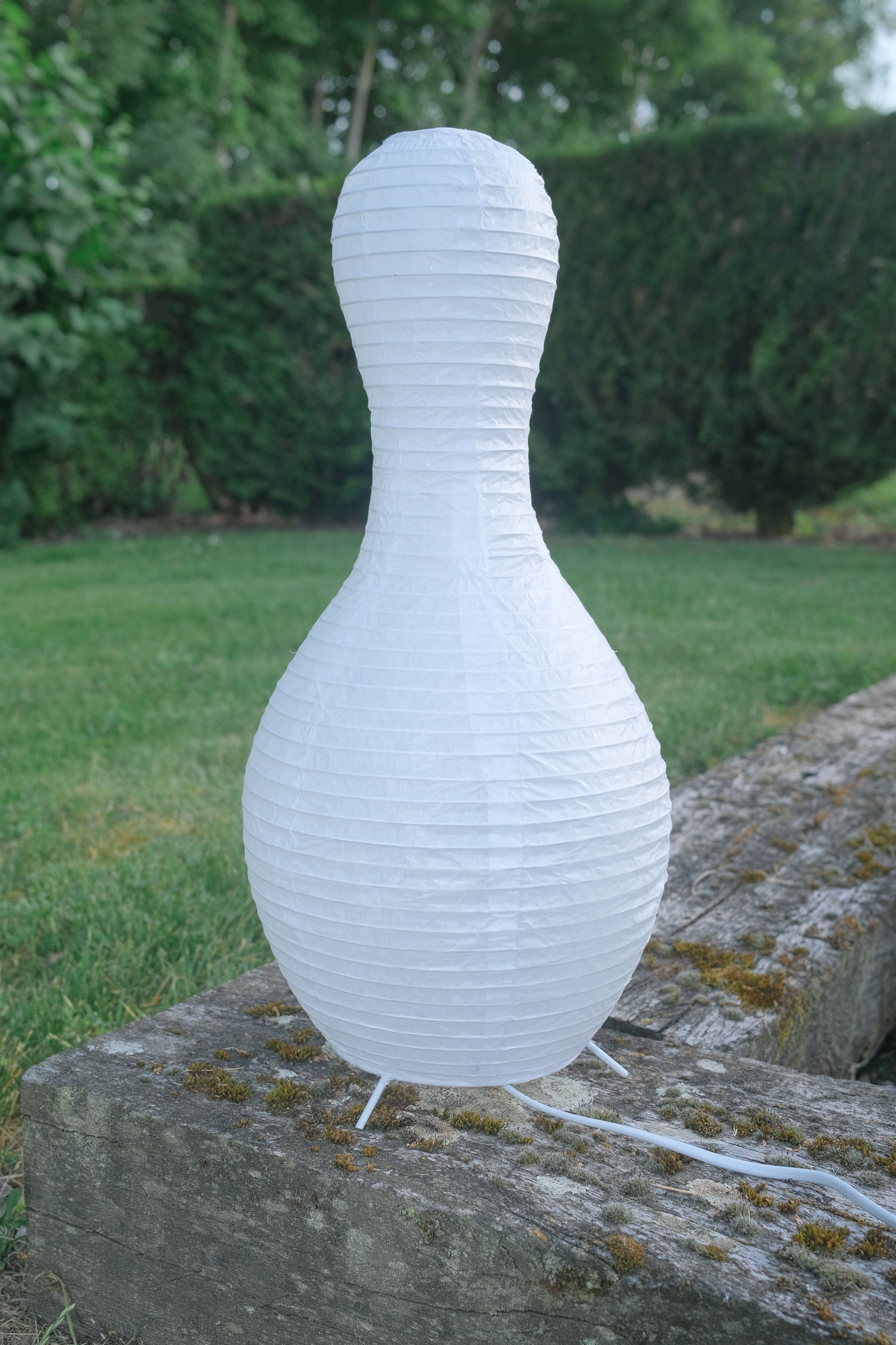 LAMPE EN PAPIER EN FORME DE QUILLE