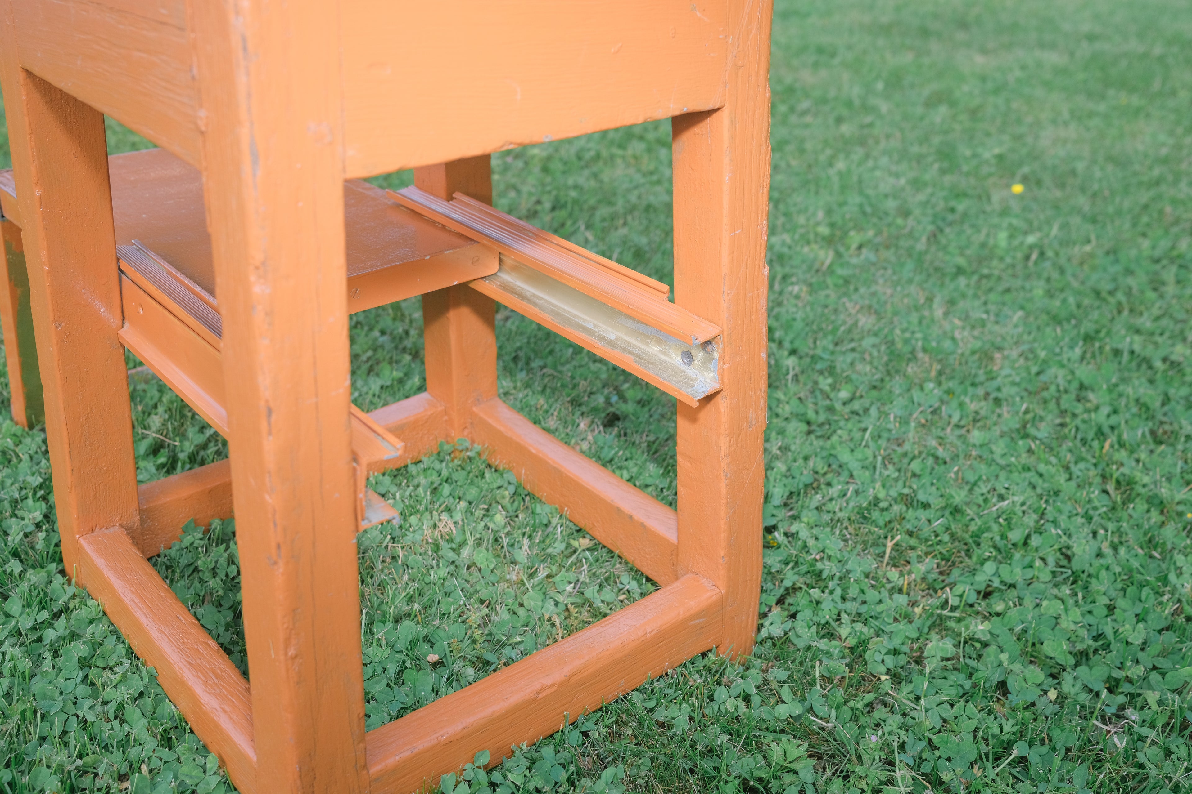TABOURET / ESCABEAU D’ATELIER EN BOIS ET MÉTAL ORANGE