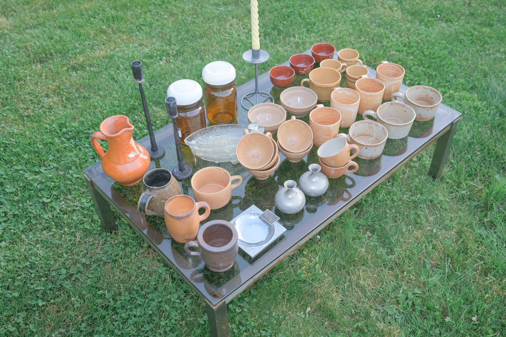 TABLE BASSSE EN MÉTAL ET VERRE FUMÉ DES ANNÉES 1970