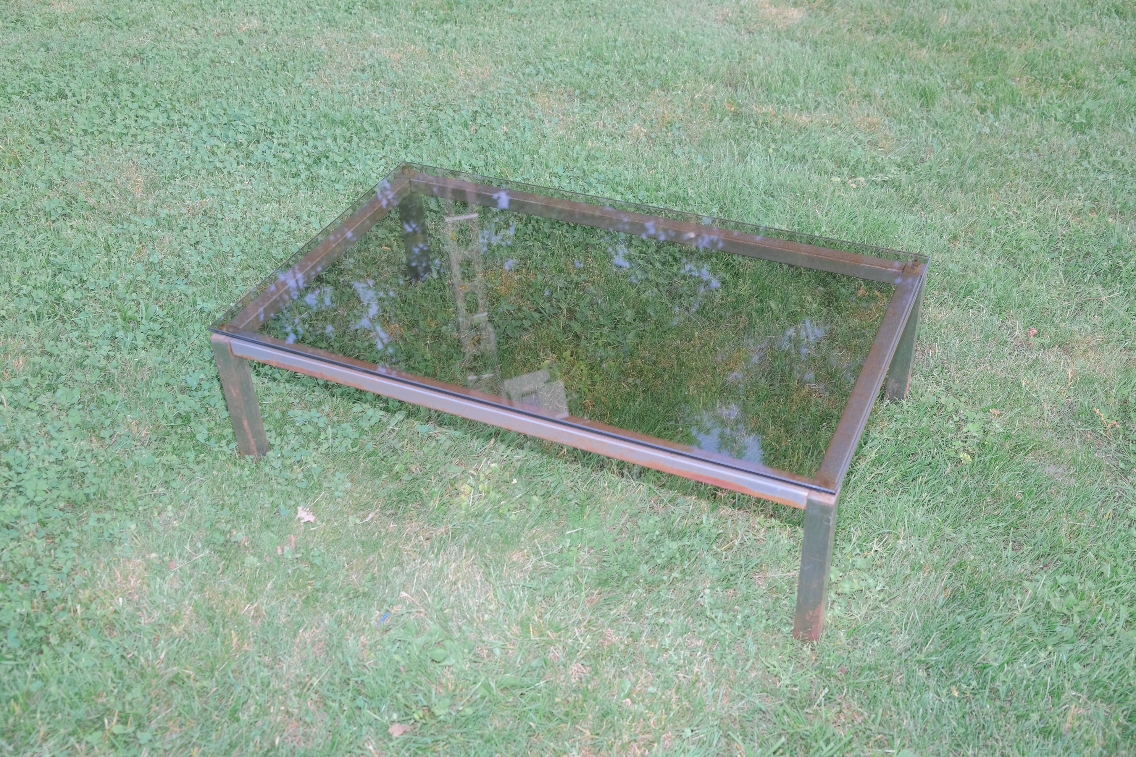 TABLE BASSSE EN MÉTAL ET VERRE FUMÉ DES ANNÉES 1970