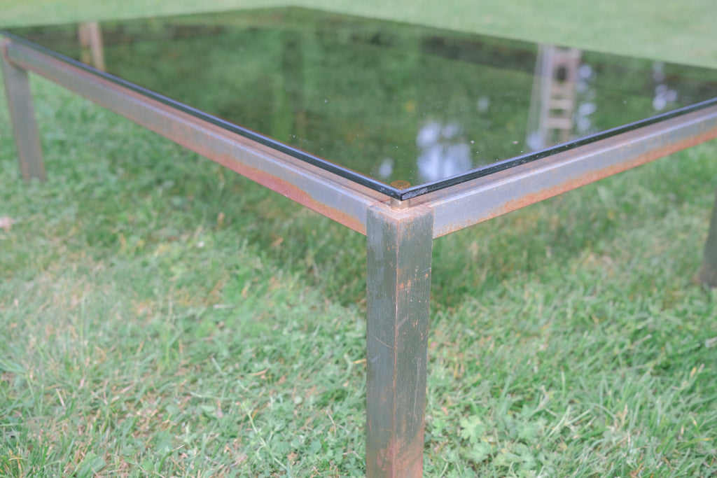 TABLE BASSSE EN MÉTAL ET VERRE FUMÉ DES ANNÉES 1970