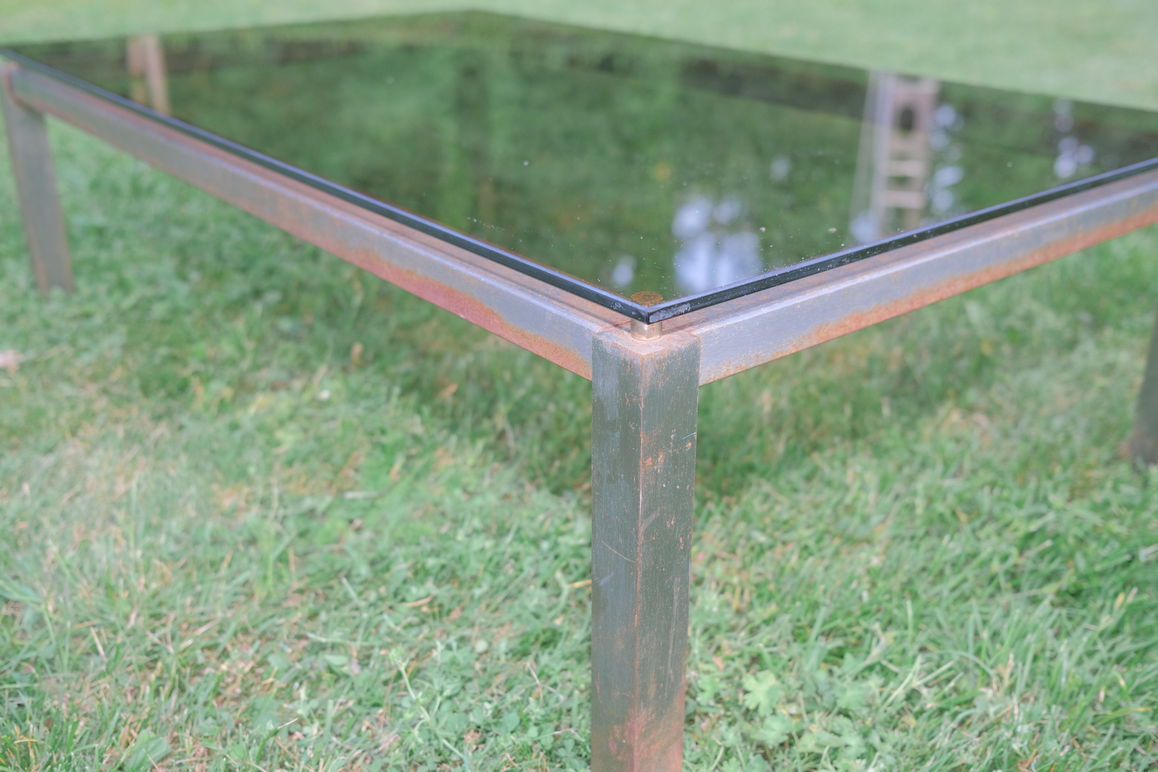 TABLE BASSSE EN MÉTAL ET VERRE FUMÉ DES ANNÉES 1970